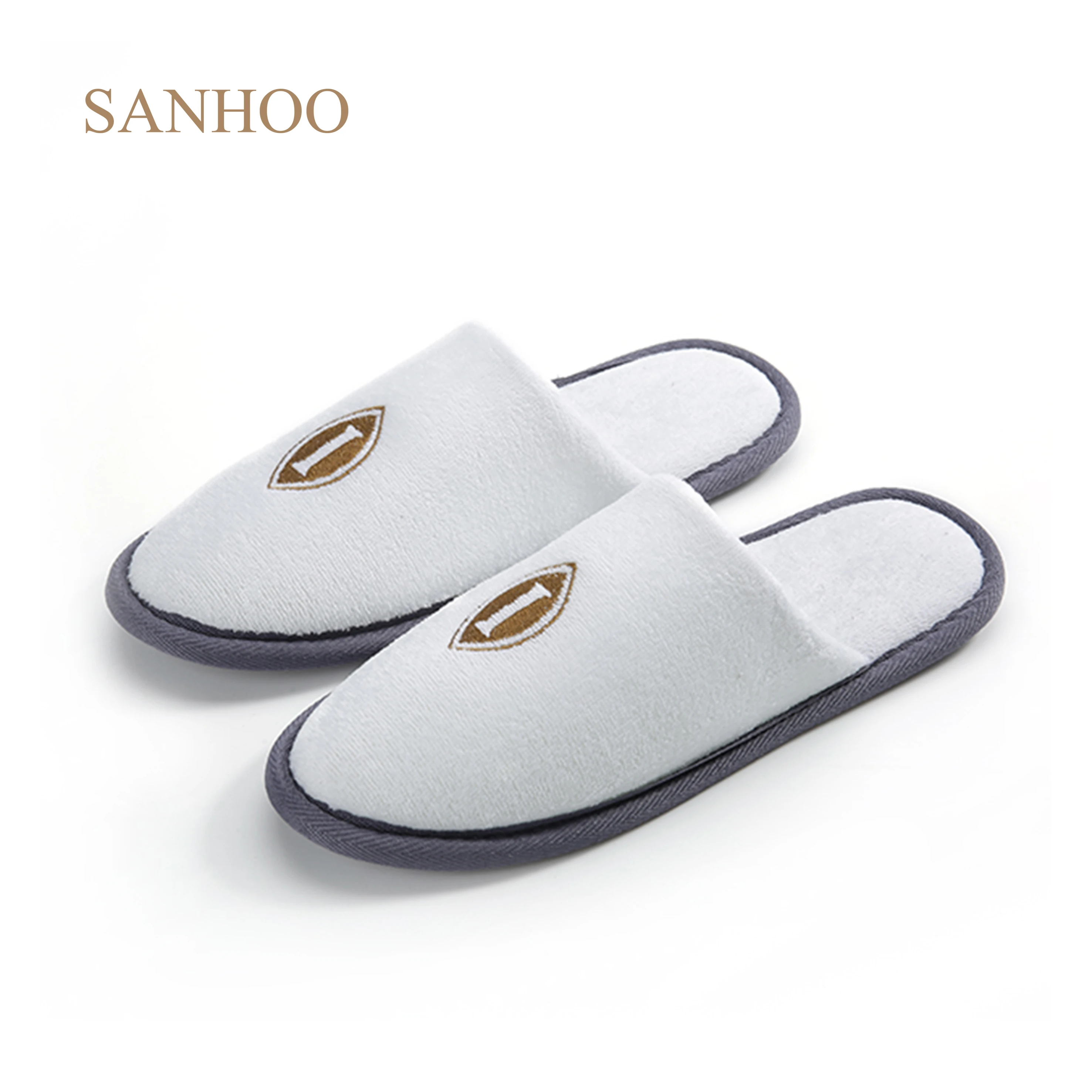 SANHOO Luxury Fluffy Slippers Embroidery Logo Hotel Supplies Slippers Designer EVA Sole Sheet Hotel Slippers