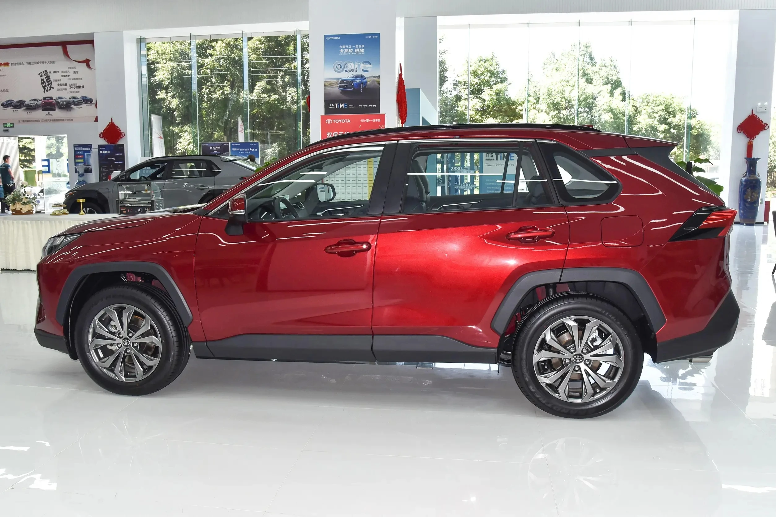 YK MOTORS TOYO.TA RAV 4 2.5L  L4 Hybrid Vertical Hinged Door Compact SUV