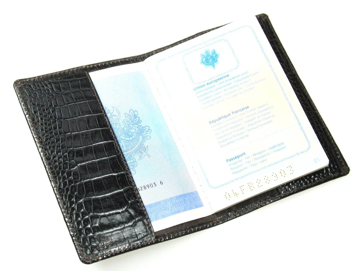 Custom Logo Embossed PU Leather Travel Passport Cover Vintage Style Crocodile Pattern Fashion Passport Case Waterproof Feature