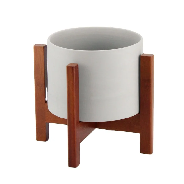 Белые цилиндрические керамические горшки для растений с бамбуковой подставкой