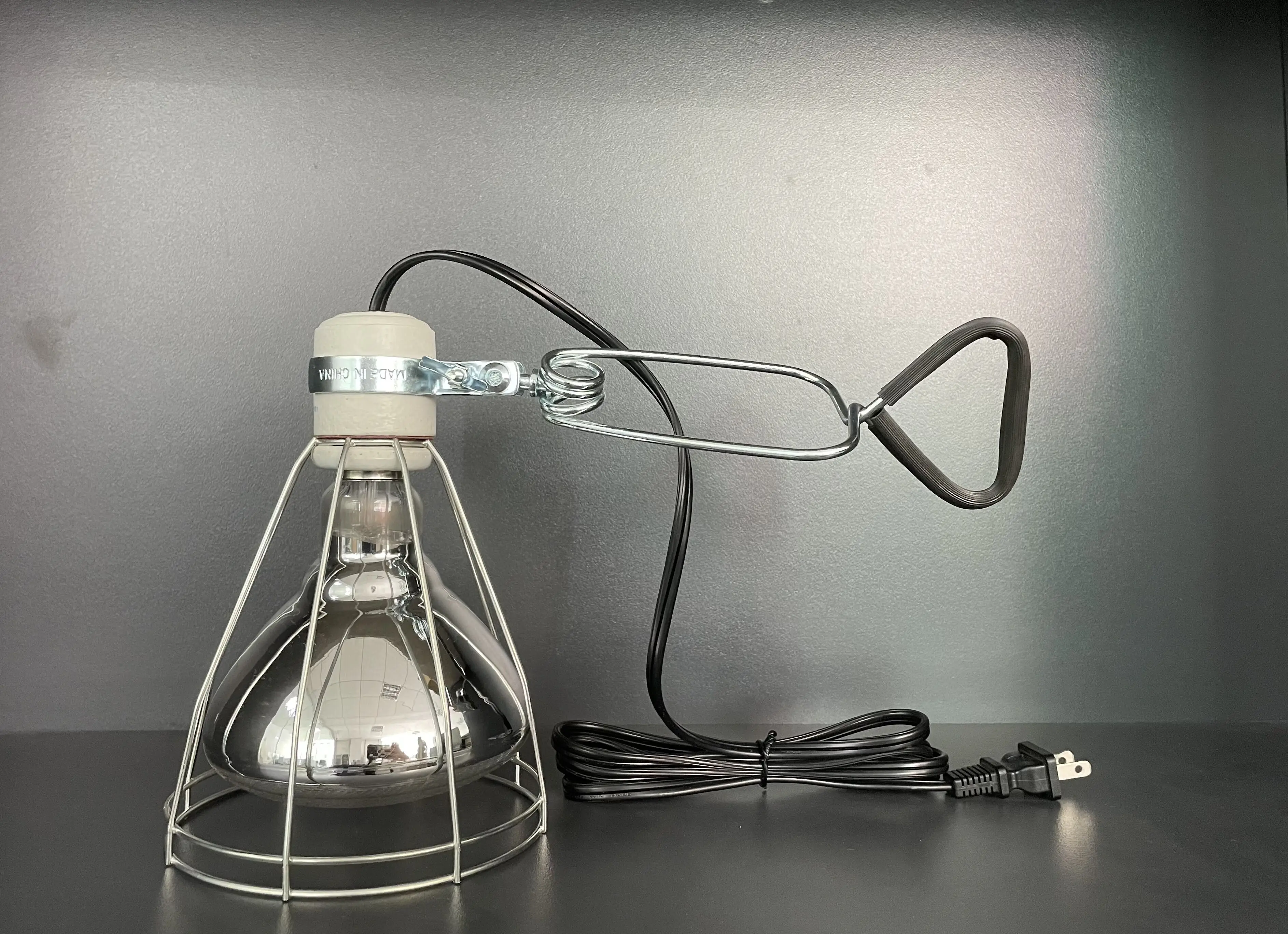 Brooder lamp and 200-Watt Heat Lamp with Wire Grill and Clamp for Reptile/Pets/Poultry