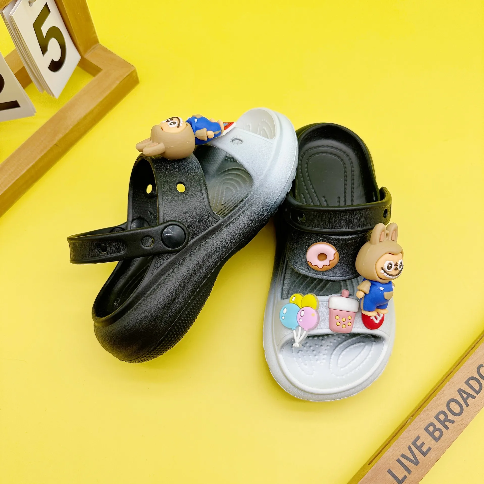 2024 new Gradient  parent-child slippers for boys and girls Labbu  EVA soft sole non-slip Baotou sandals