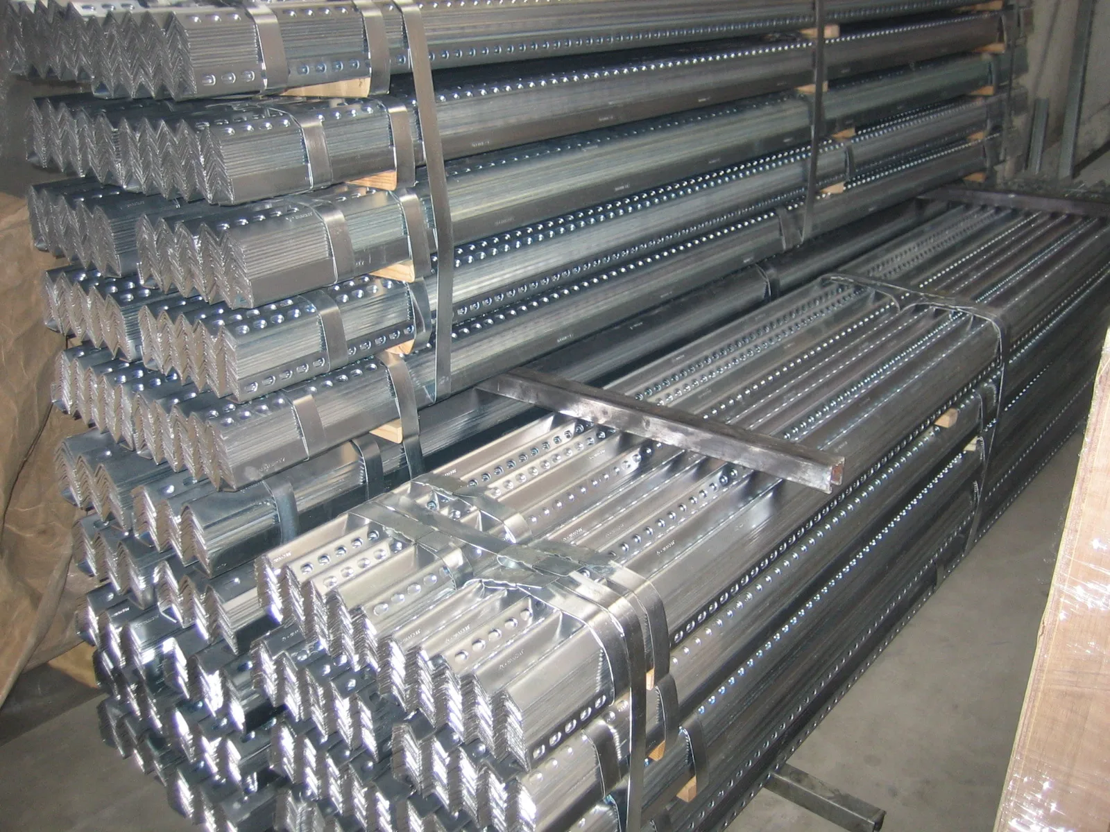 Hot sale High Quality slotted unistrut channel Profilel in Rails 41 x 41 41 x 21 HDG channel supplier