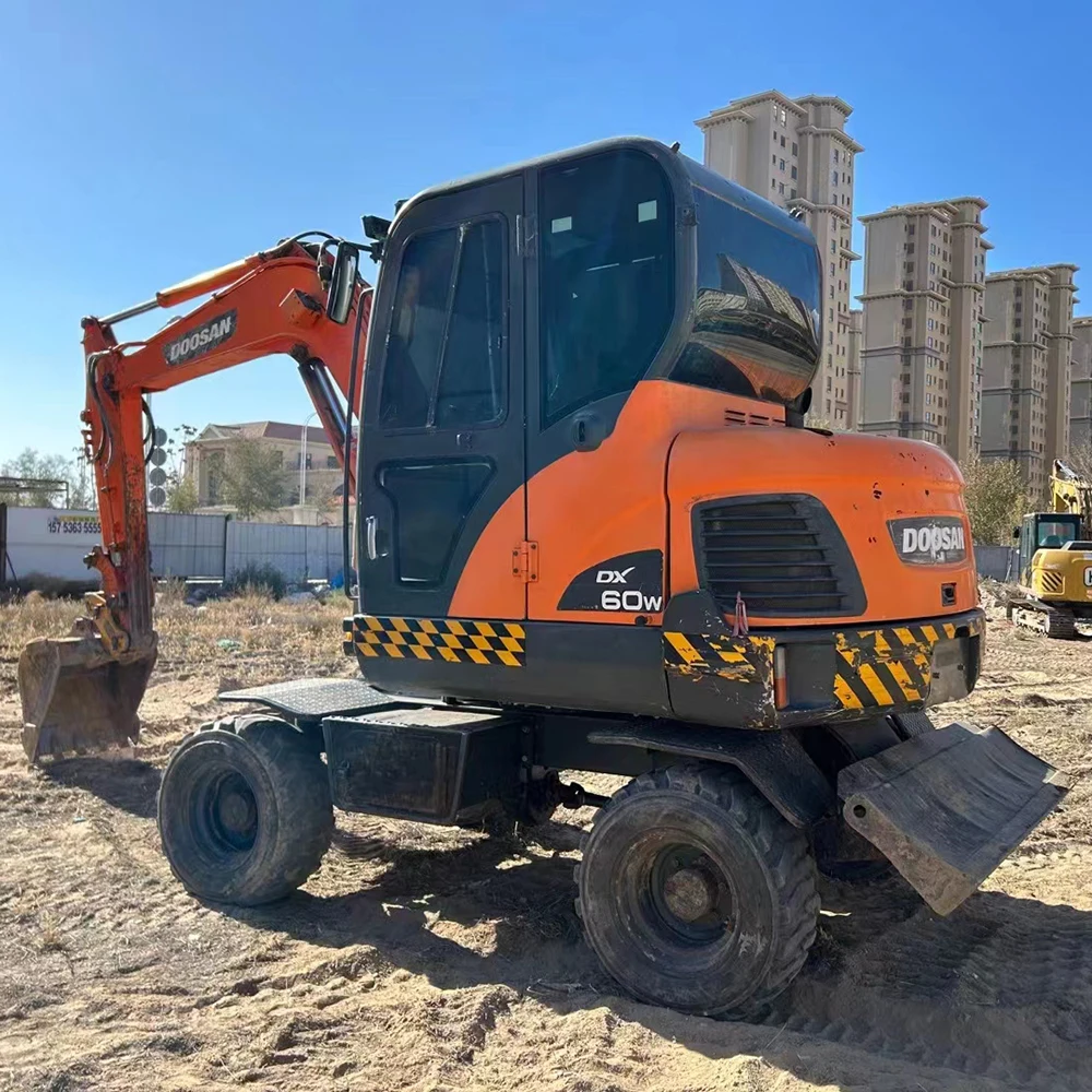 Cheap Price Original Machine 6 Ton Wheel Excavator Used Wheel Excavator Doosan DX60W For Sale