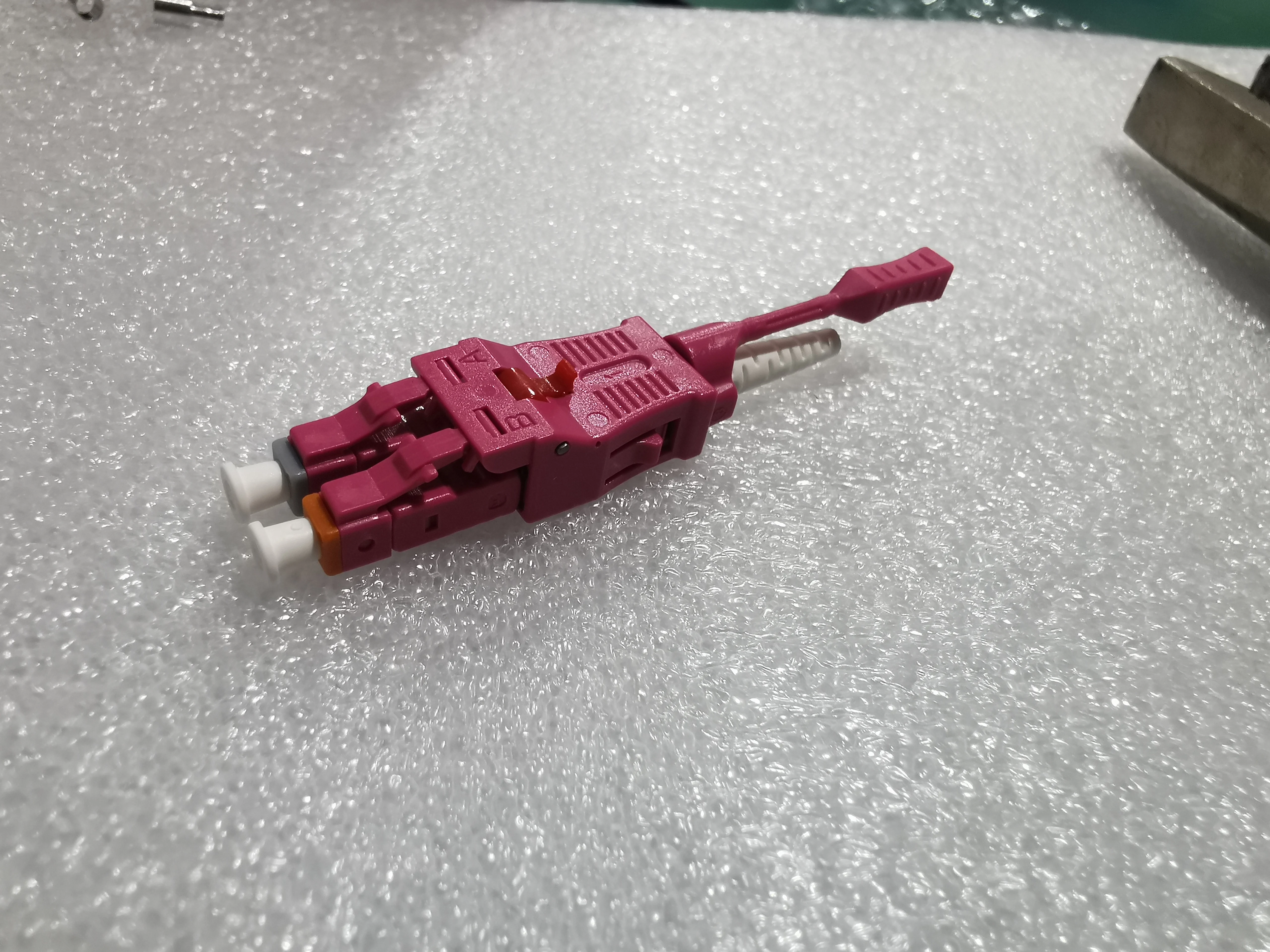 Switchable Polarity OM4 Multimode LC UPC Uniboot Connector with Push Pull Tab