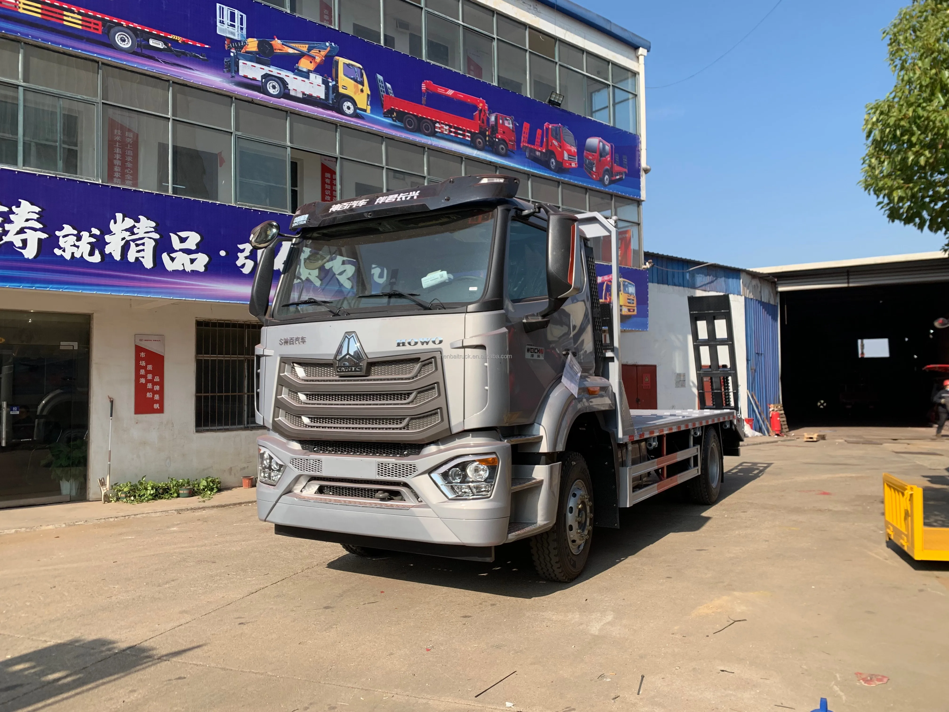 Sinotruk Howo 4x2 бортовой грузовик с рампой лестница низкая транспорт для продажи