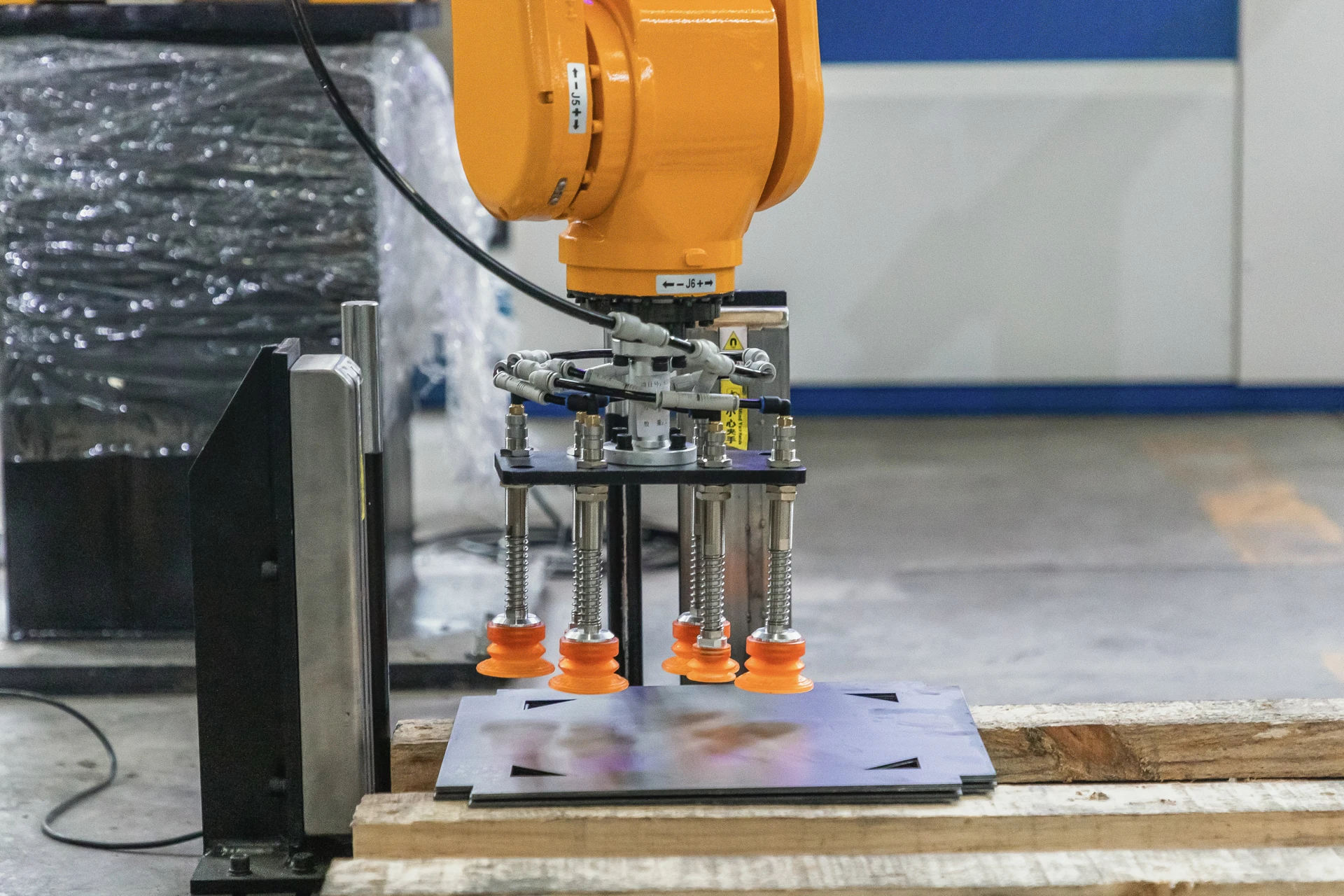  Листогибочный станок с автоматическим роботом Accurl CNC Delem DA66T