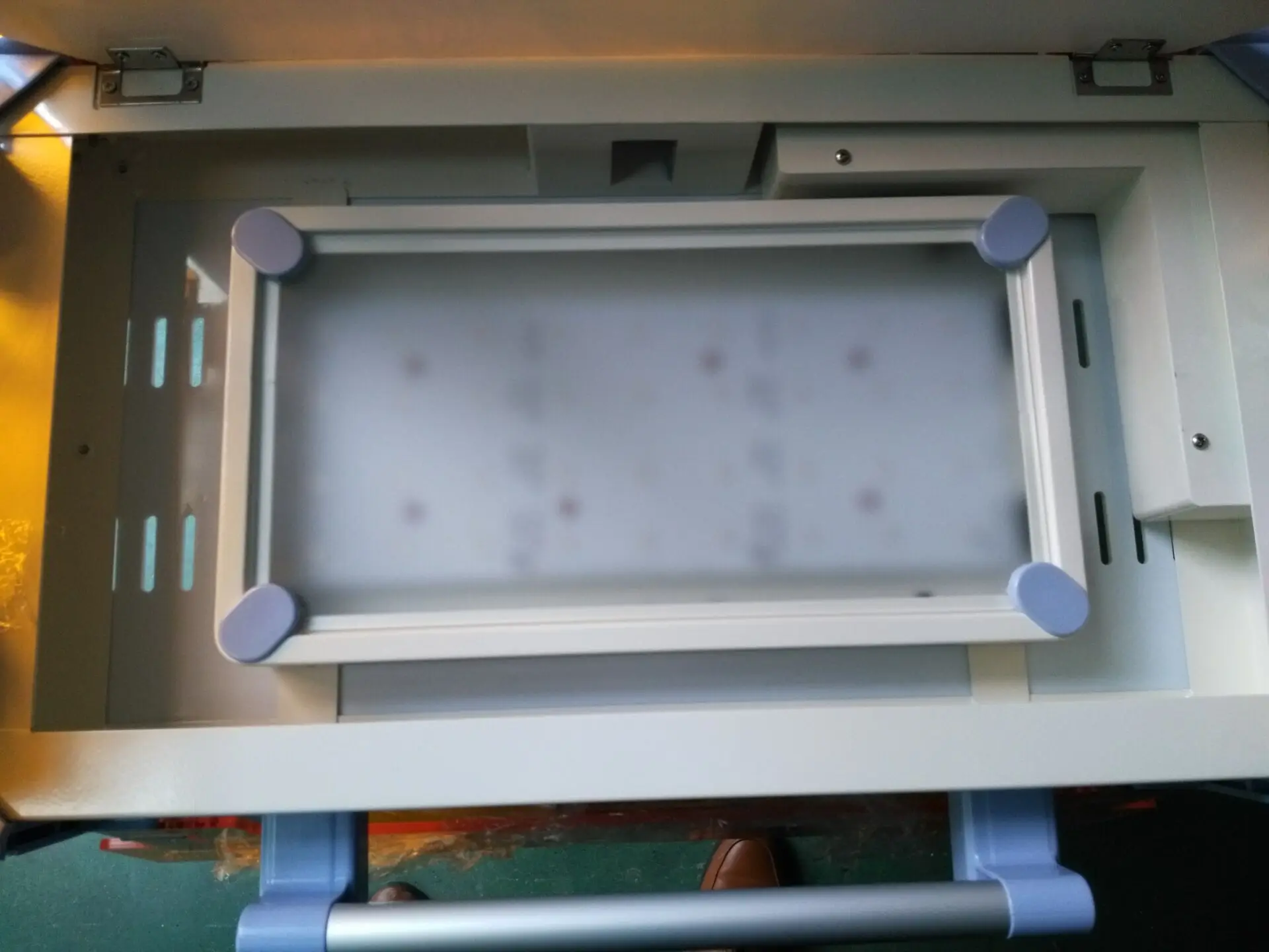 Anti-rusty aluminum alloy base infant warmer with phototherapy underneath infant warmer