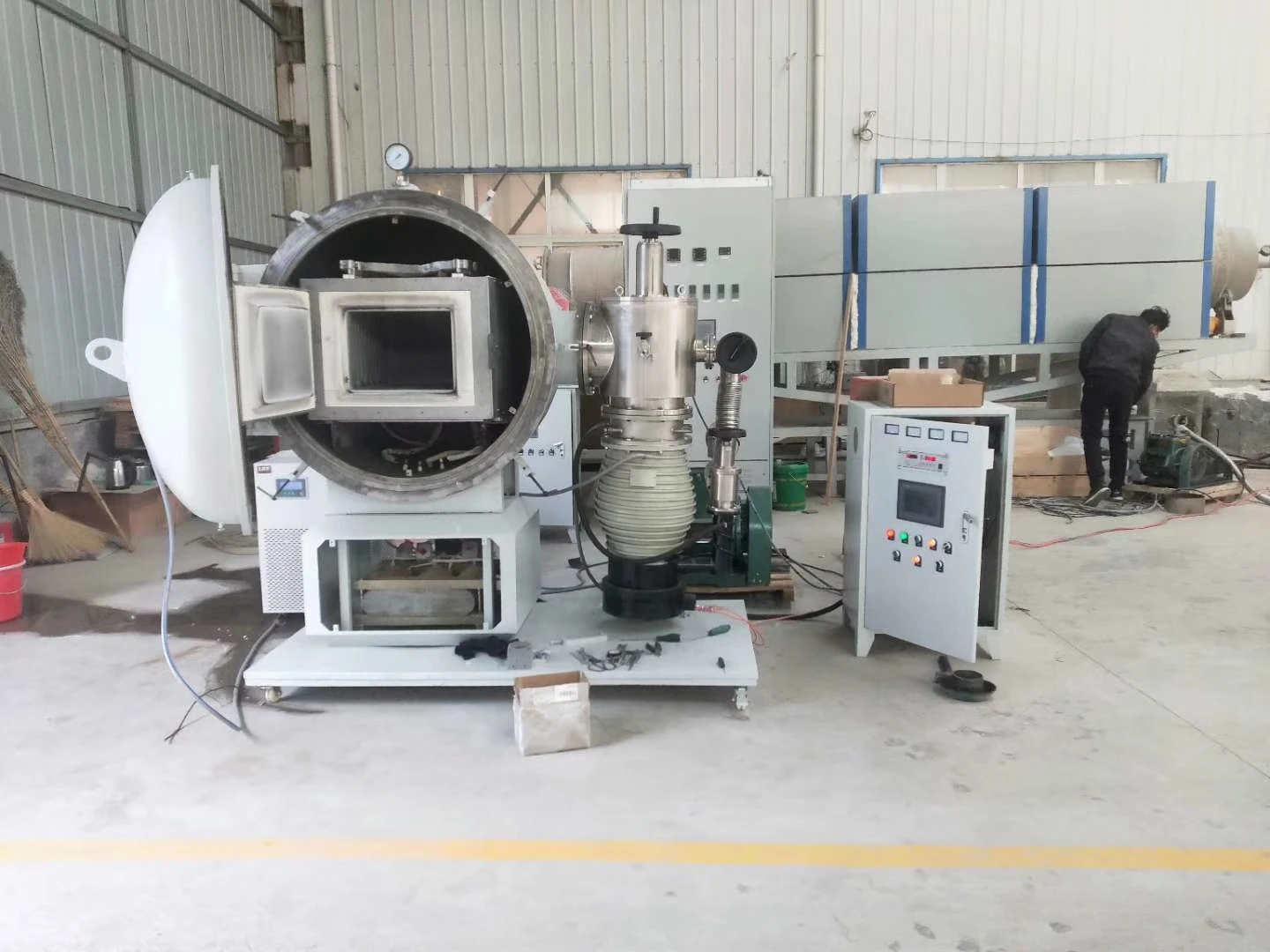 10-5 torr Nitrogen Argon Atmosphere high Vacuum Sintering Furnace For Metal heat treatment