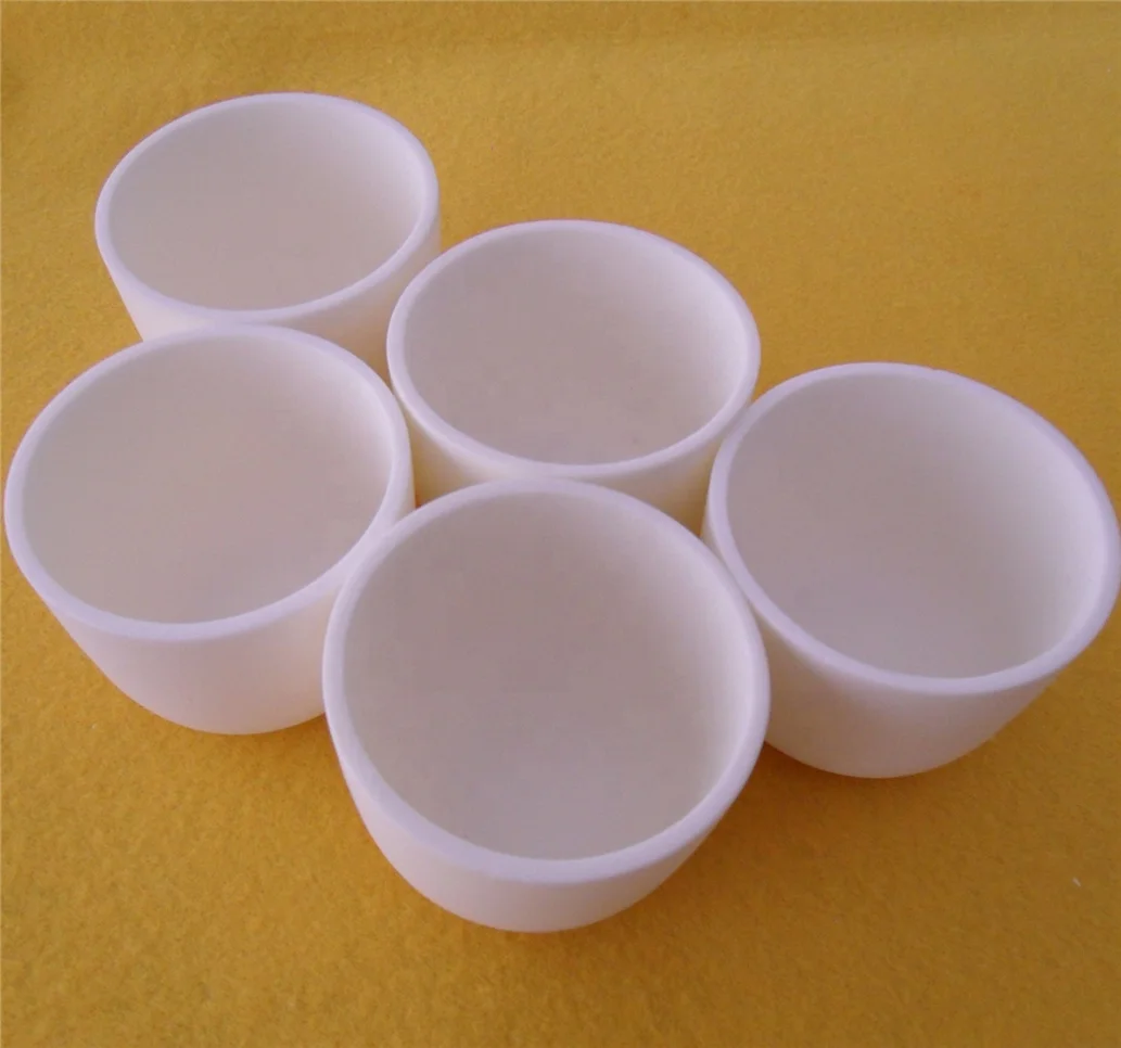 Белая лаборатория использует глинозема керамический тигель для плавления металла