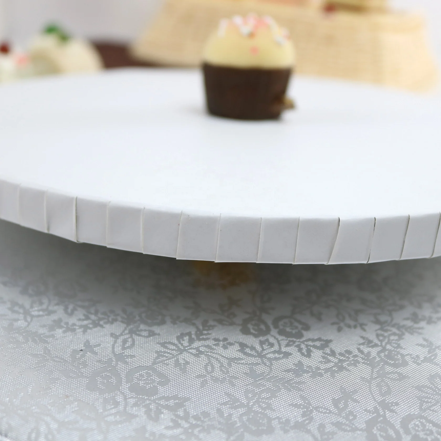 Оптовая цена высококачественные круглые бумажные доски для торта с узором барабан белого