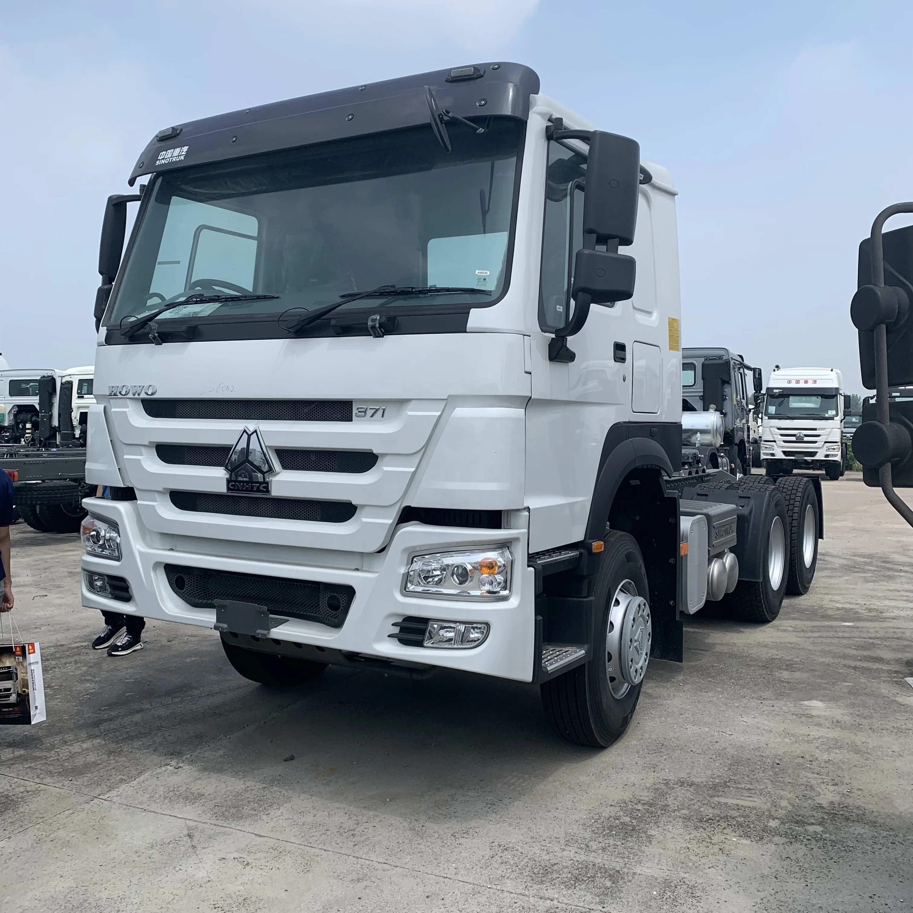 Cheap Price Sinotruck Shacman 6x6 6x4 8x4 Truck Tractor Trailer Head