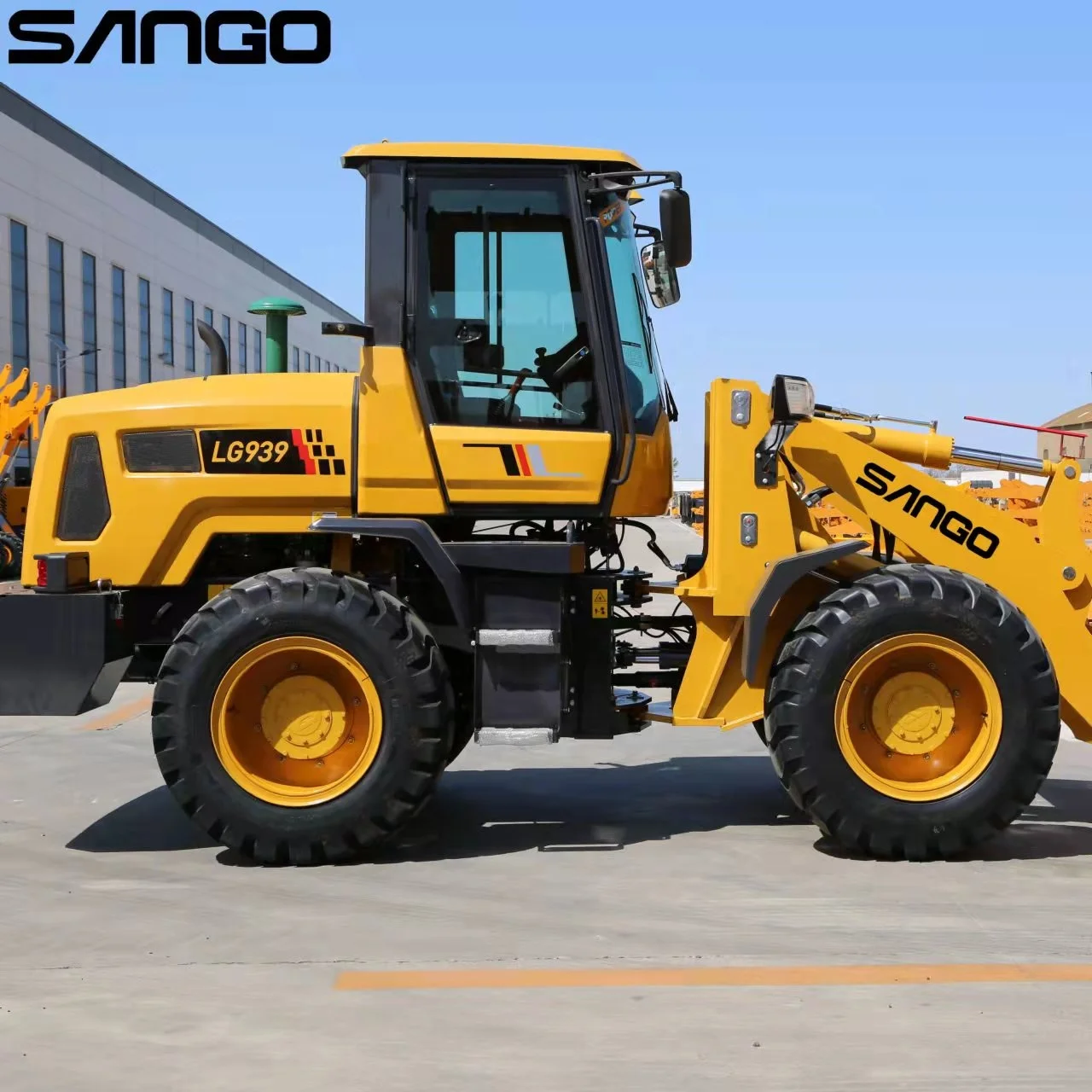 LG939 800kg 1.5 ton mini articulated pallet fork for wheel loader hydraulic pump 2 ton 4 wheel front end loader transmission oil