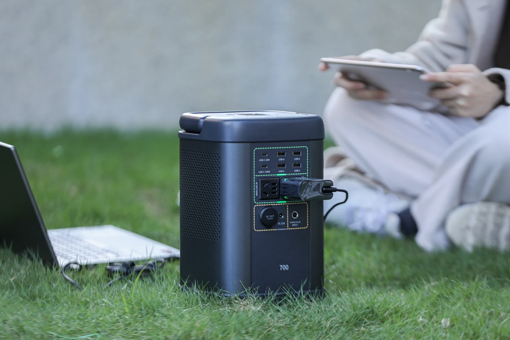 Customized 700w Mobile Solar Generator With Lifepo4 Battery Inverter Super Fast Charging Portable Power Station Solar