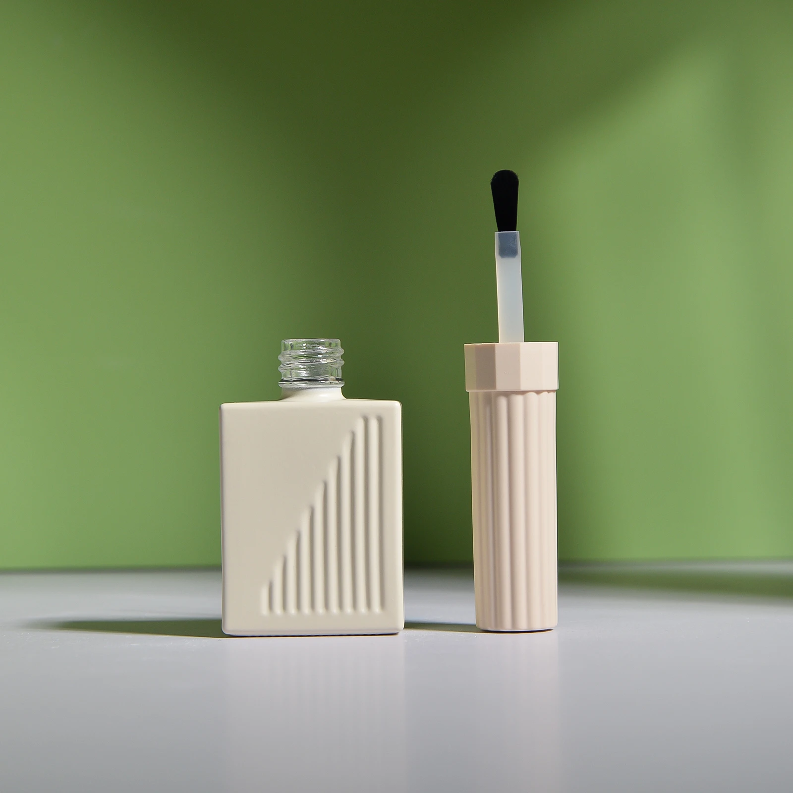 Exclusive New Design Mould Empty Uv Gel Nail Polish Glass Cosmetics Bottle With Cap Brush Square Top Coat Color Coat Bottle