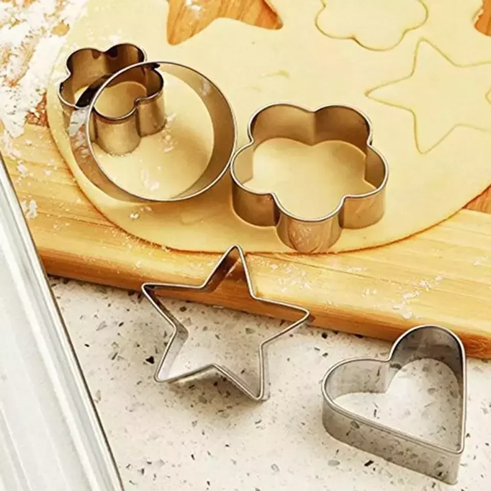 Factory Customized 12-Piece Heat Resistant Stainless Steel Metal Cookie Mold Cake Biscuit Cutter Set for Cookies