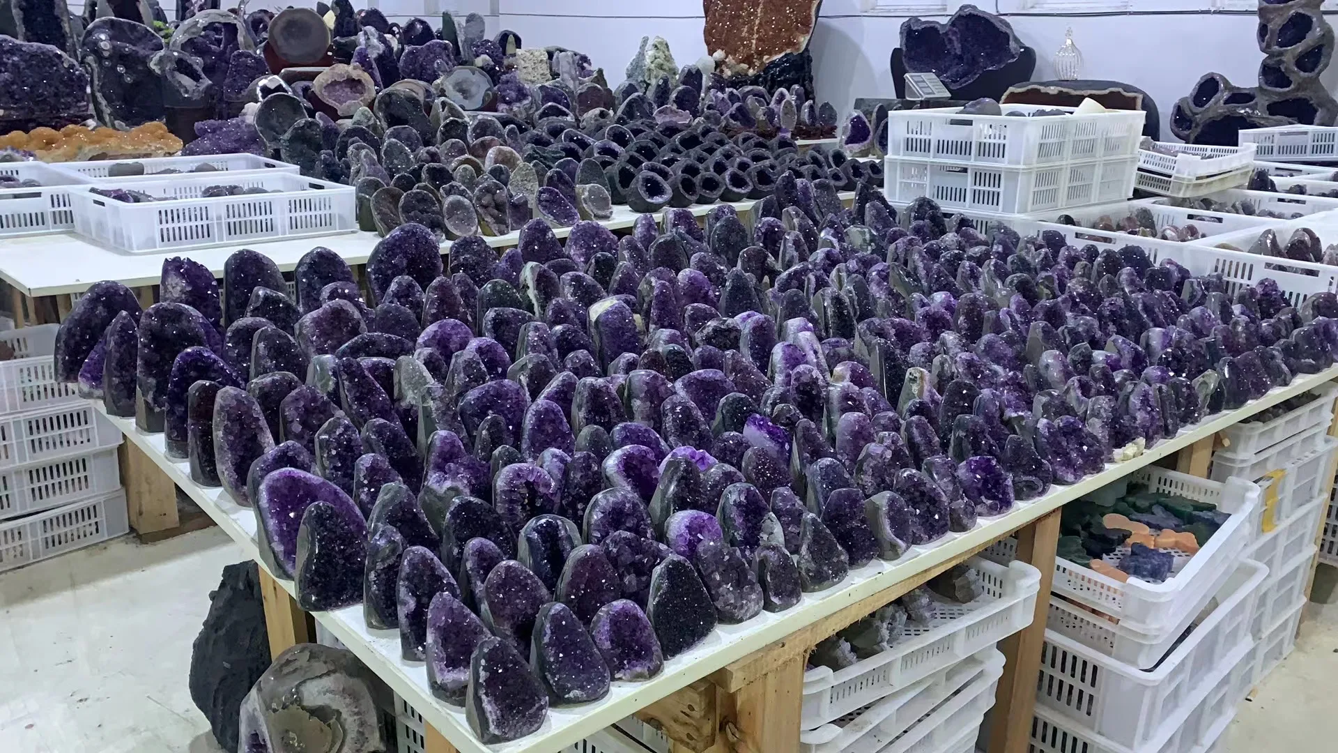 Wholesale Natural Brazilian Uruguay Amethyst Geode Crystal Home Office Ornament Decorative Amethyst Geode for Sale