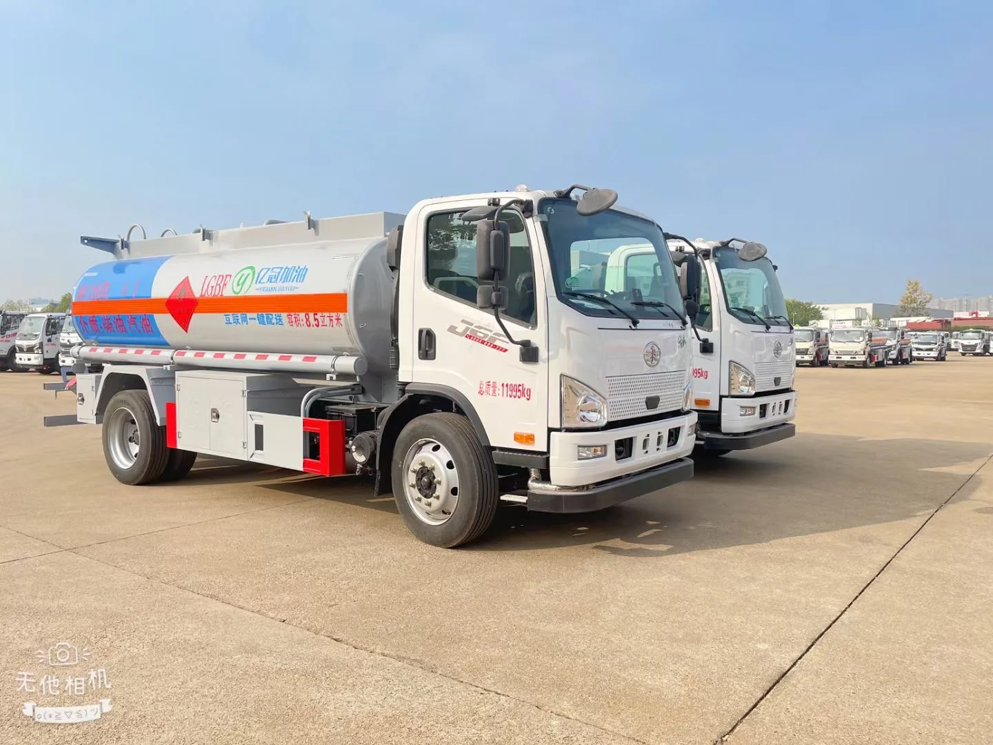 A new type of specialized diesel gasoline mobile fuel tank truck for fuel transportation