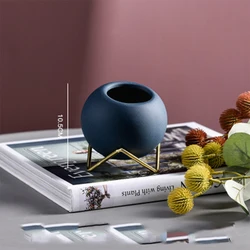 European-Style Round Ball Iron Tabletop Bracket Adorns Ceramic Vase