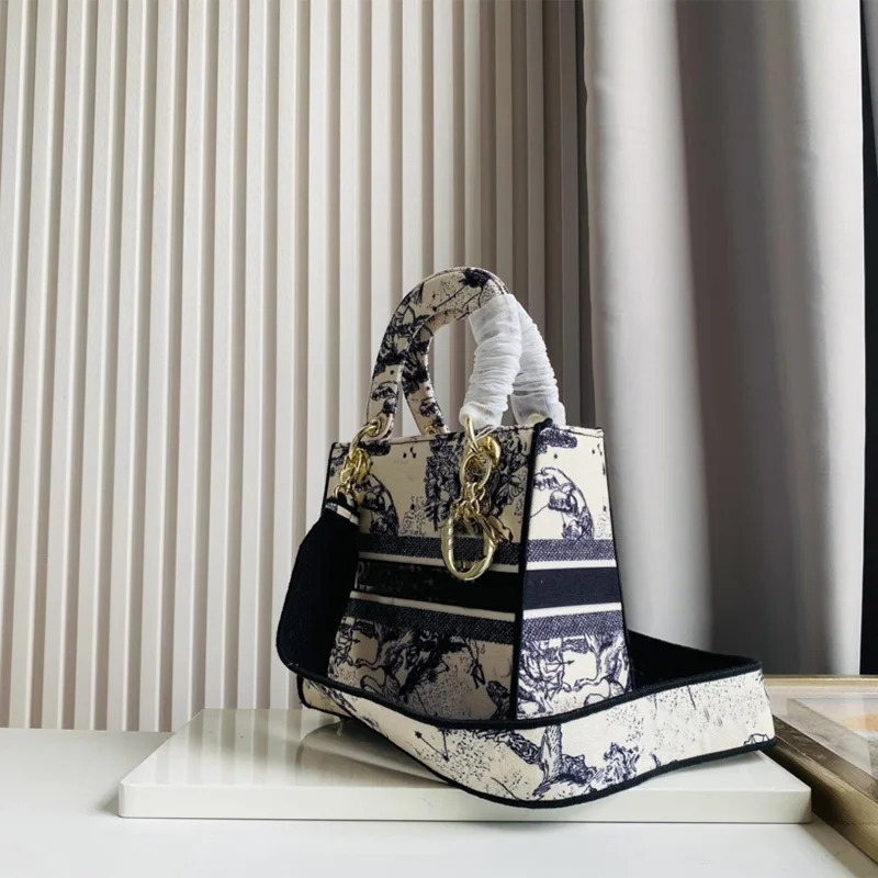 Luxurious shoulder bag, surface printing, embroidery, hollowing, etc. present natural beauty. Model 1295, size: 24*20*11cm