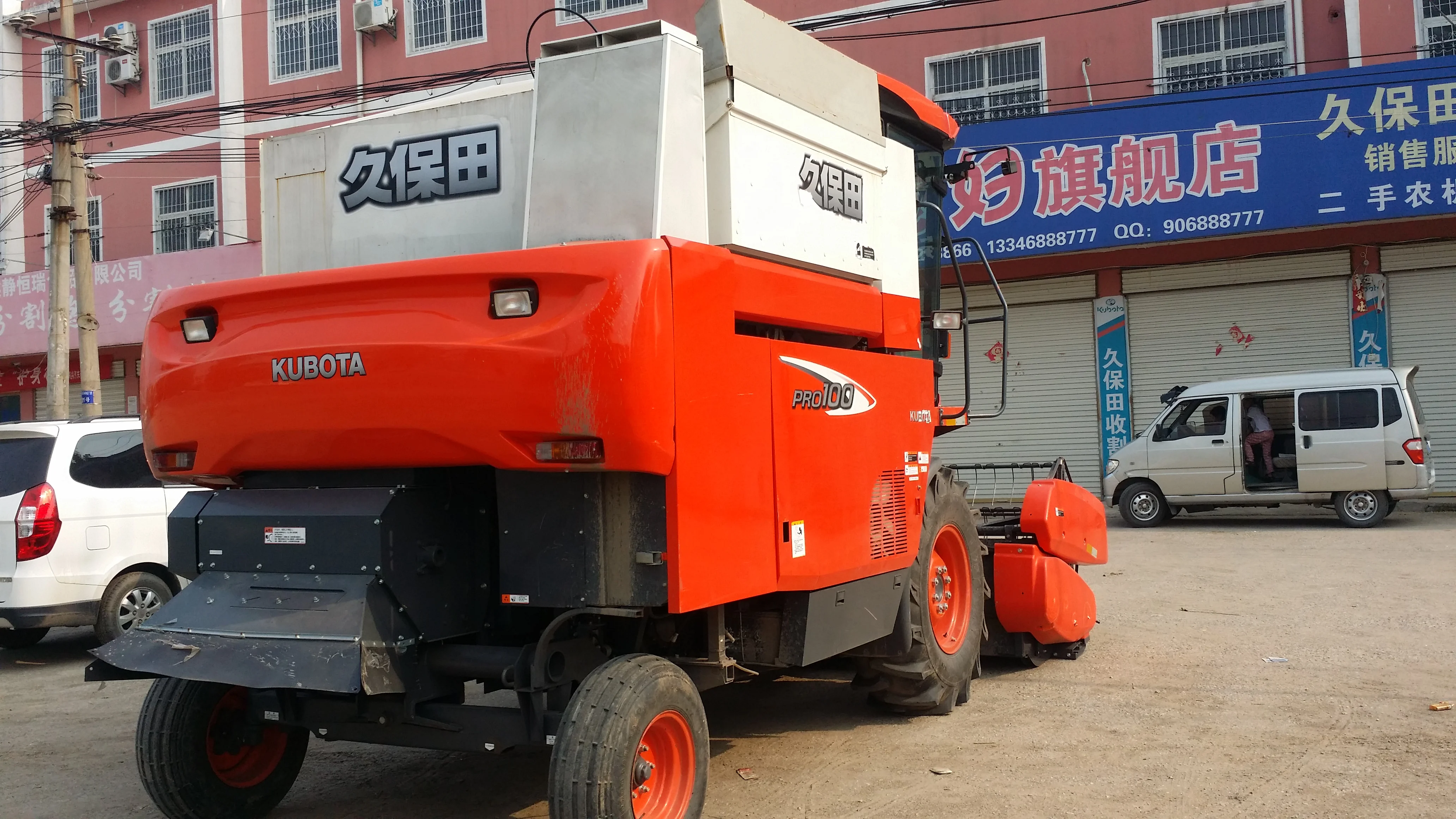  Бывший в употреблении рисоуборочный комбайн kubota