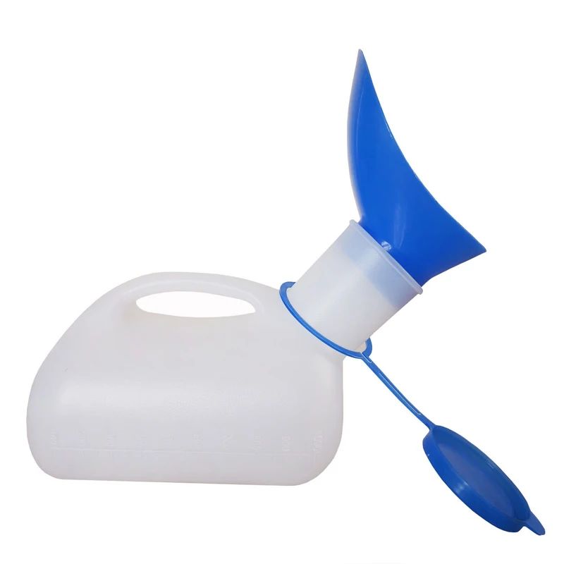 Женщина использует высококачественный пластиковый многоразовый портативный женский писсуар бутылка с ручкой