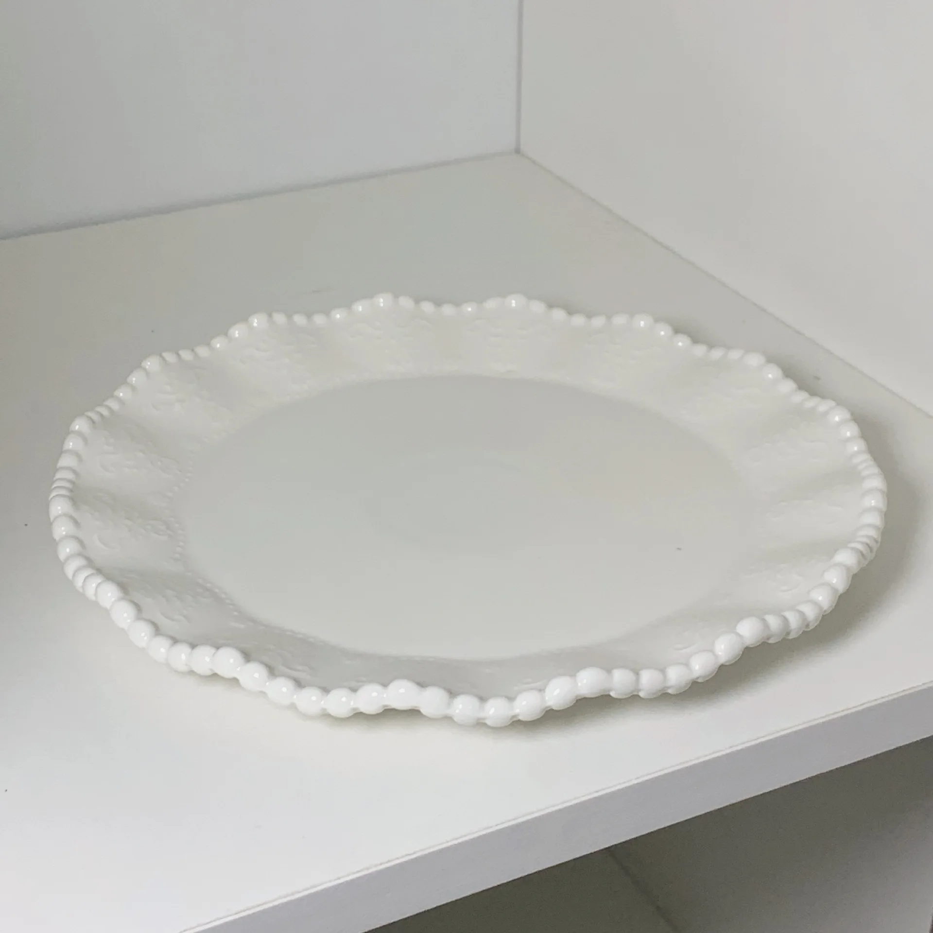 Wedding decoration ceramic white embossed flat plates porcelain bead plates for restaurants