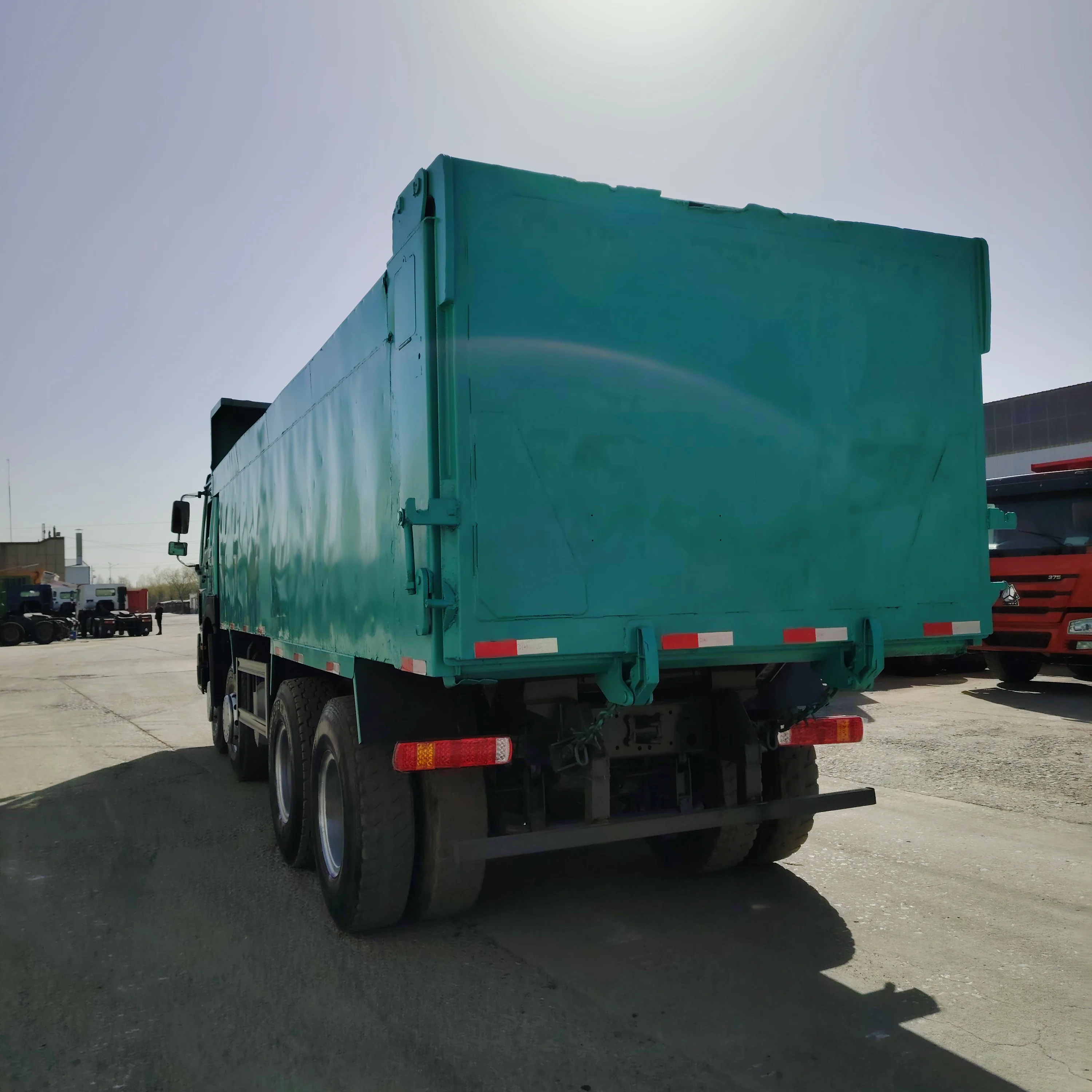 Heavy Duty SINTRUK 8x4 12 Wheels 371Hp/375Hp380Hp/420Hp Used HOWO Dumper Trucks With Container for Sale
