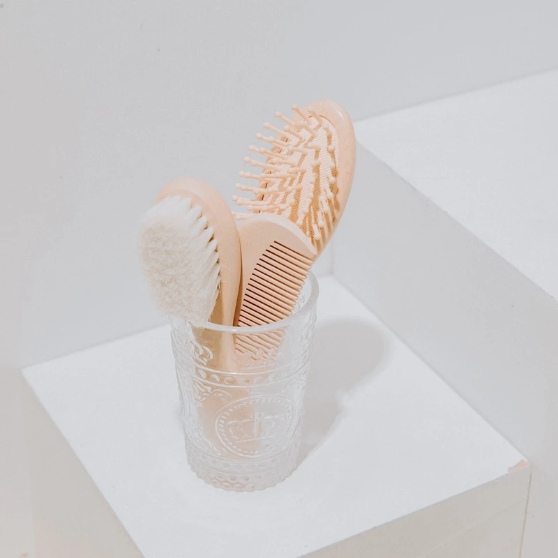 Hot Sale Newborn Supplies Wooden Brushes Natural Goat Bristles Baby Brush and Comb Set