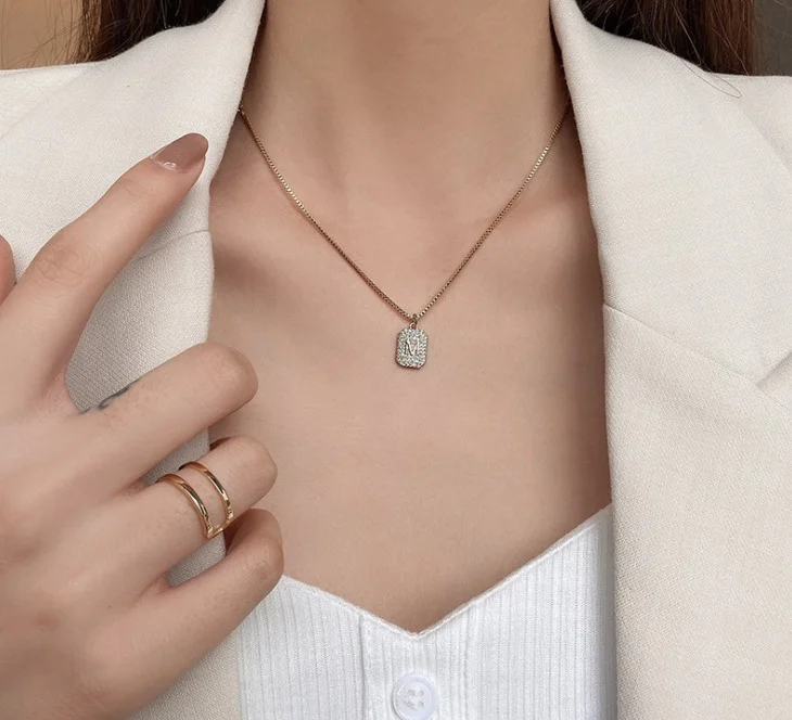 In 2021, the new luxury m-letter necklace is a niche design, and the clavicle chain is a simple temperament pendant.