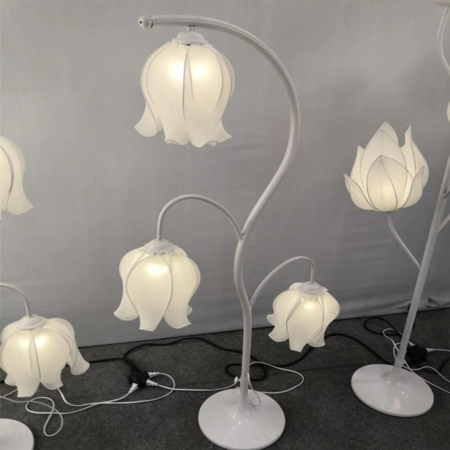 Flower Shaped Floor Lamp Acrylic Lampshade Metal Base Road Guide Lamp for Wedding Decor