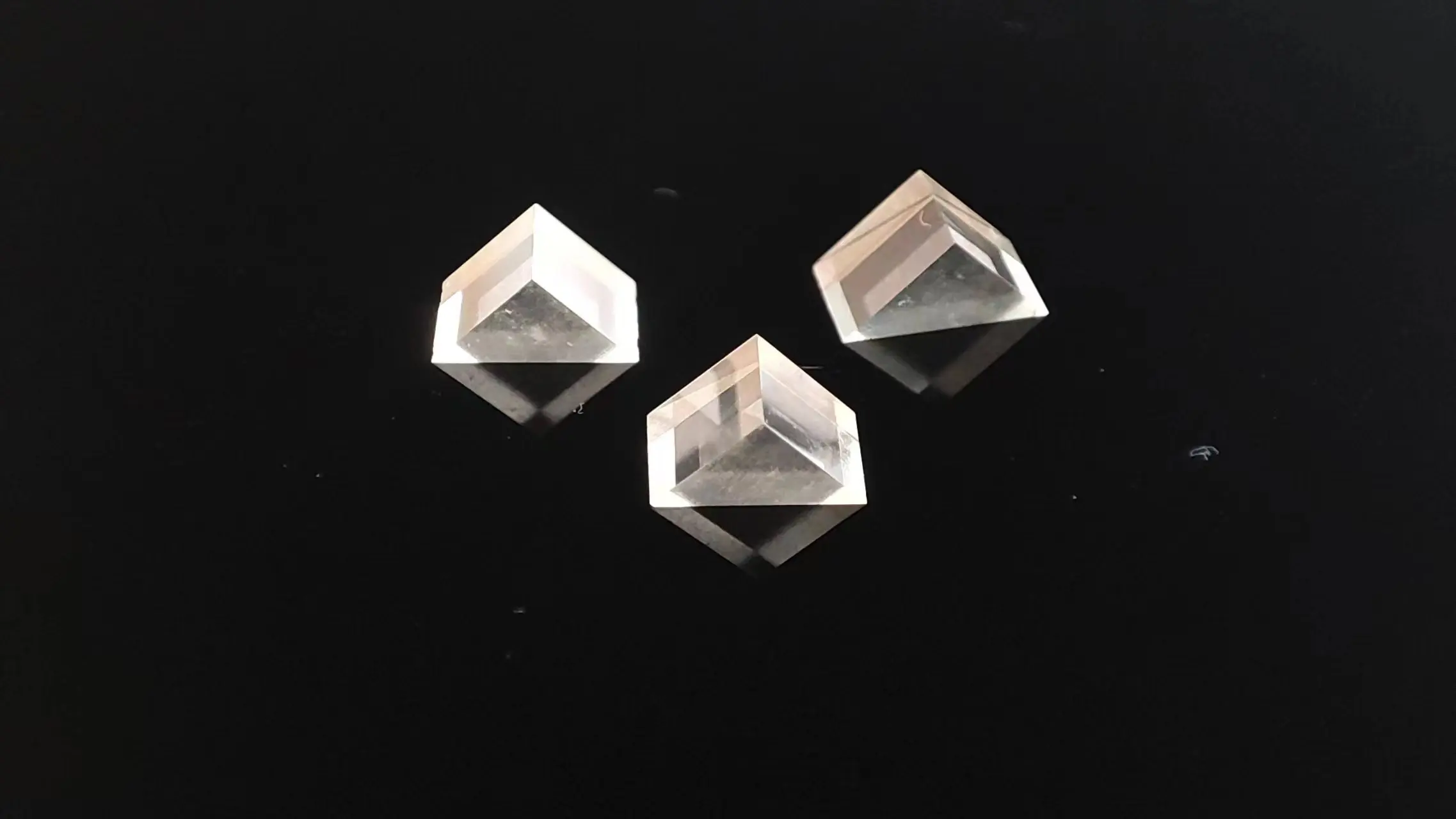Triangle Prism Optical CVD Diamond 6-Side Polished High Transparency Loose Mono Crystal Diamond