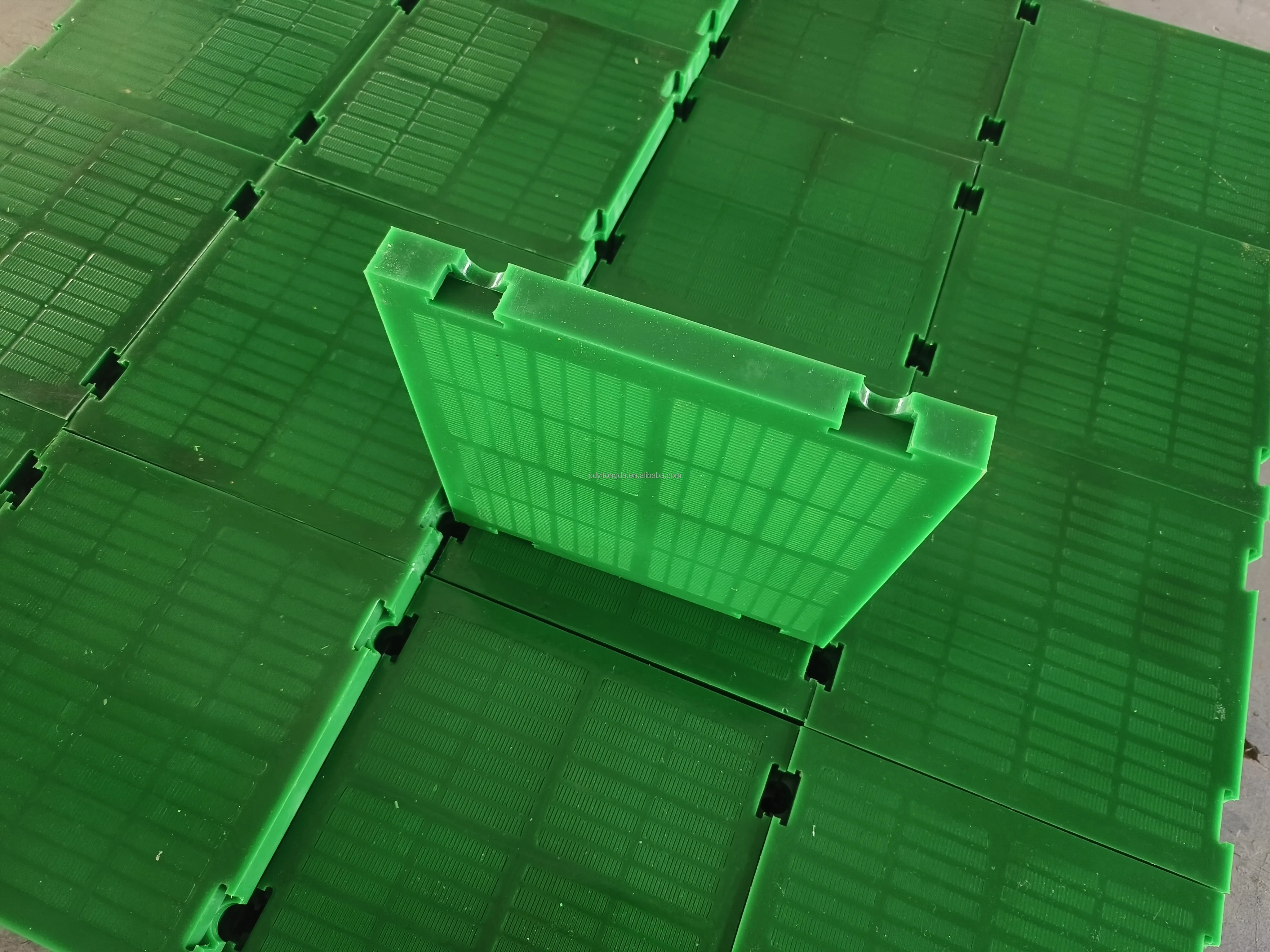 New 305*305mm Size Polyurethane Vibrating Screen Mesh Panel Steel Linear Type for Ore Dewatering in Mining Applications