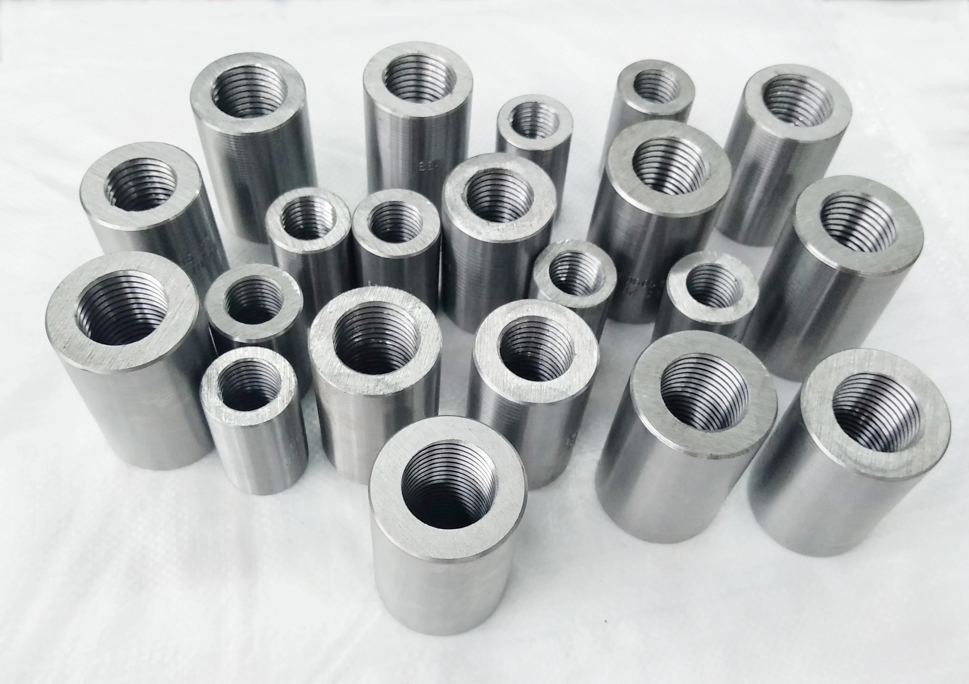 Сцепляющая арматура параллельно с резьбой сцепляющая