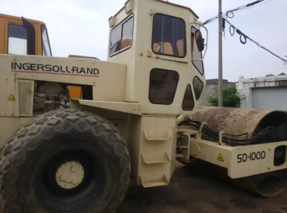 Used  SD100D road roller with cummins engine, water-cooled engine vibratory roller for sale