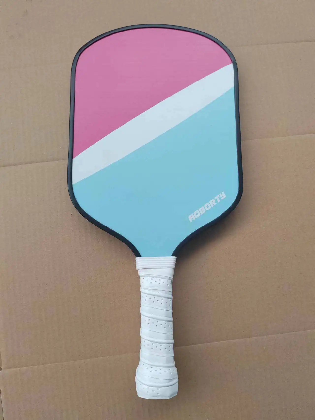 Лопатка Pickleball с лицевой стороной из углеродного волокна для лучшего контроля и вращения сотовая полимерная корейско-динамическая форма