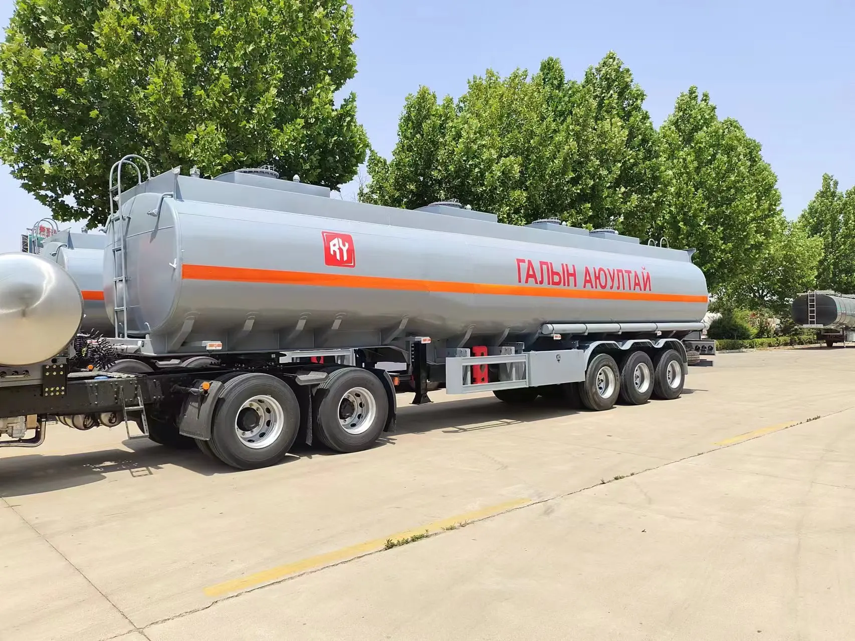 Specializing in the manufacture of various models/various materials export liquid tanker trailer, the price is favorable