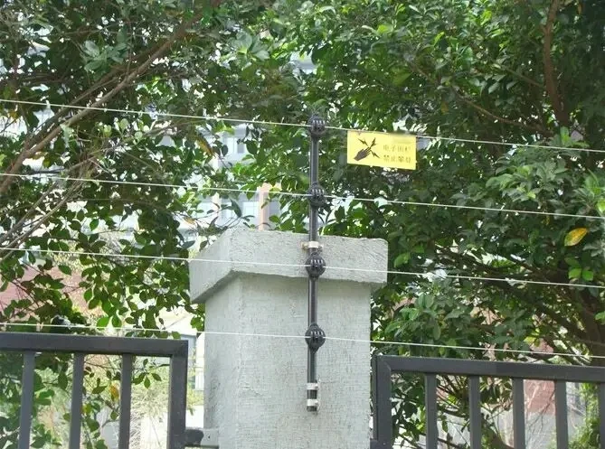 Factory Price Electric Fence Insulator Farm House Electric Fence System Black Plastic Bobbin Insulators Flat Bar And Square Tube