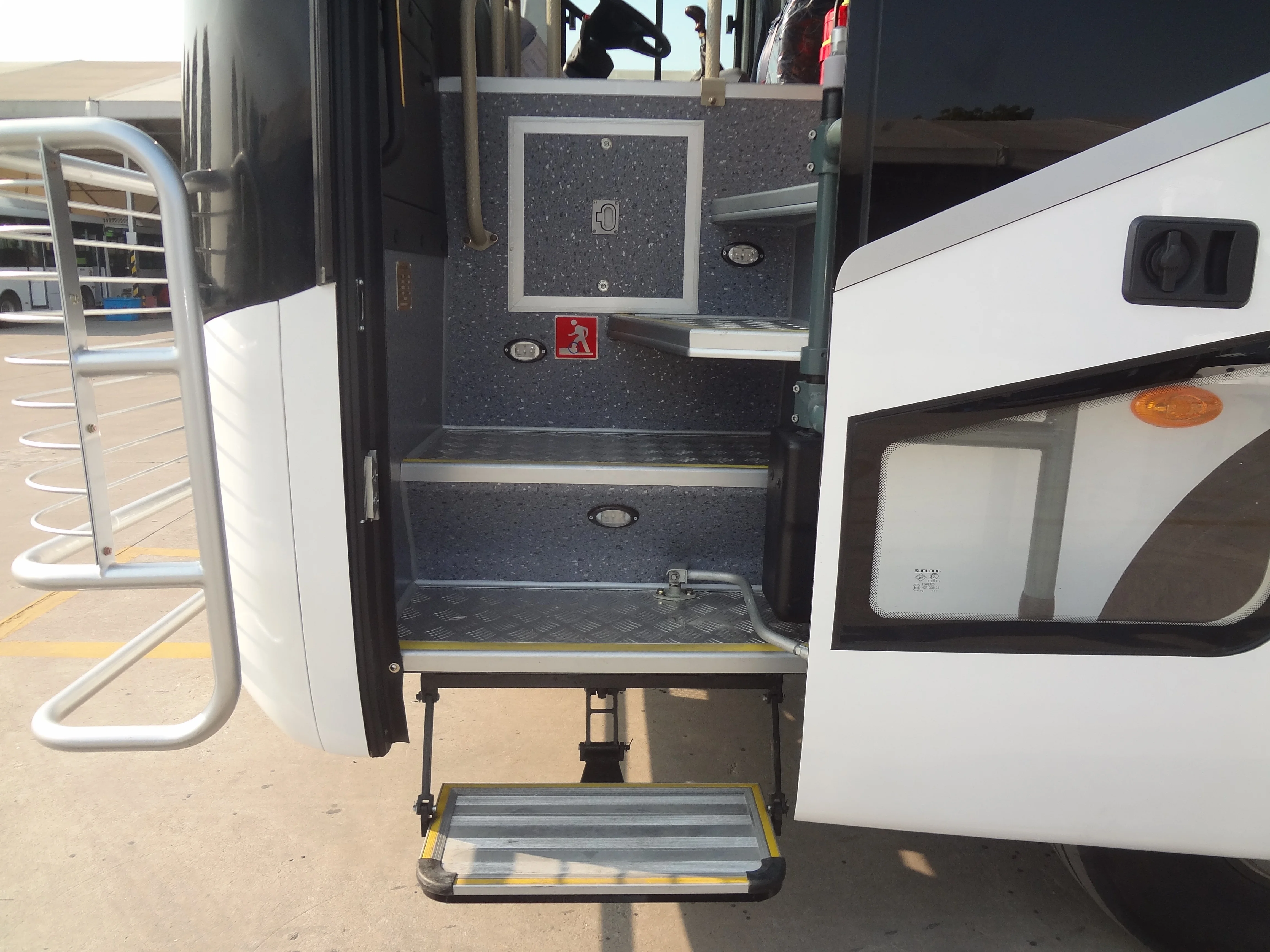 Customized Service Economic Fuel Type 12m 65+1 Seats Rhd Bus 60 Seater Luxury Diesel coach Bus
