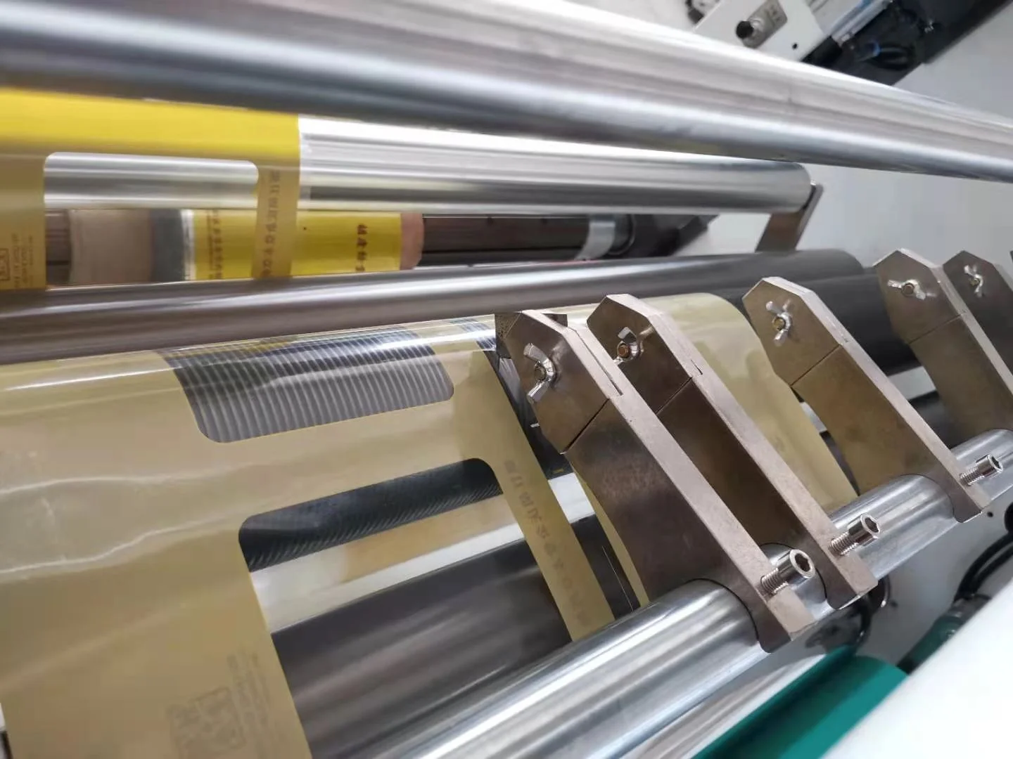 1000/1300 БОПП ПВХ пленка баннер виниловая бумага роликовая машина для резки
