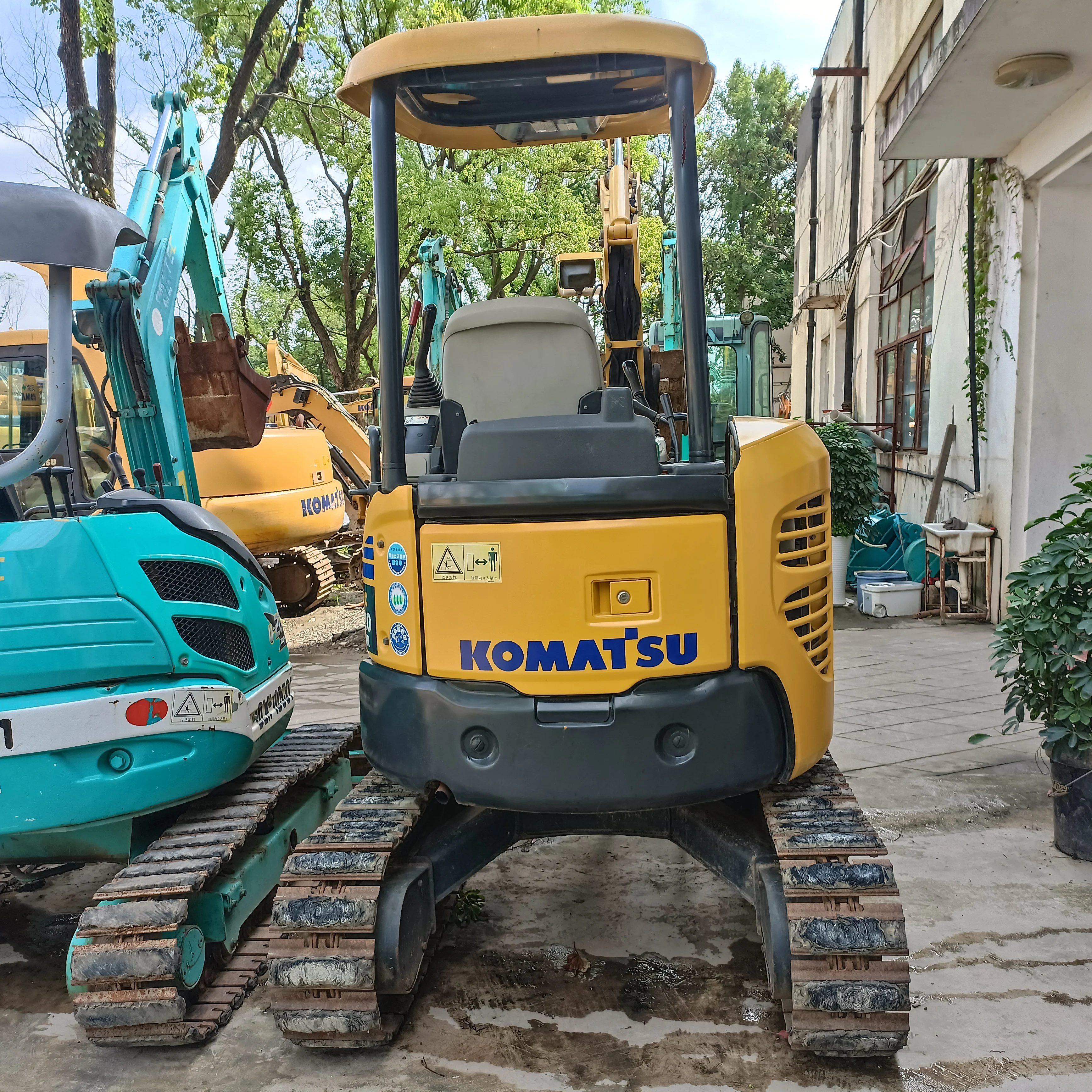 Used small mini hydraulic excavator Komatsu PC20MR-3 2T tracked excavator digger PC20 easy operation for narrow and small space