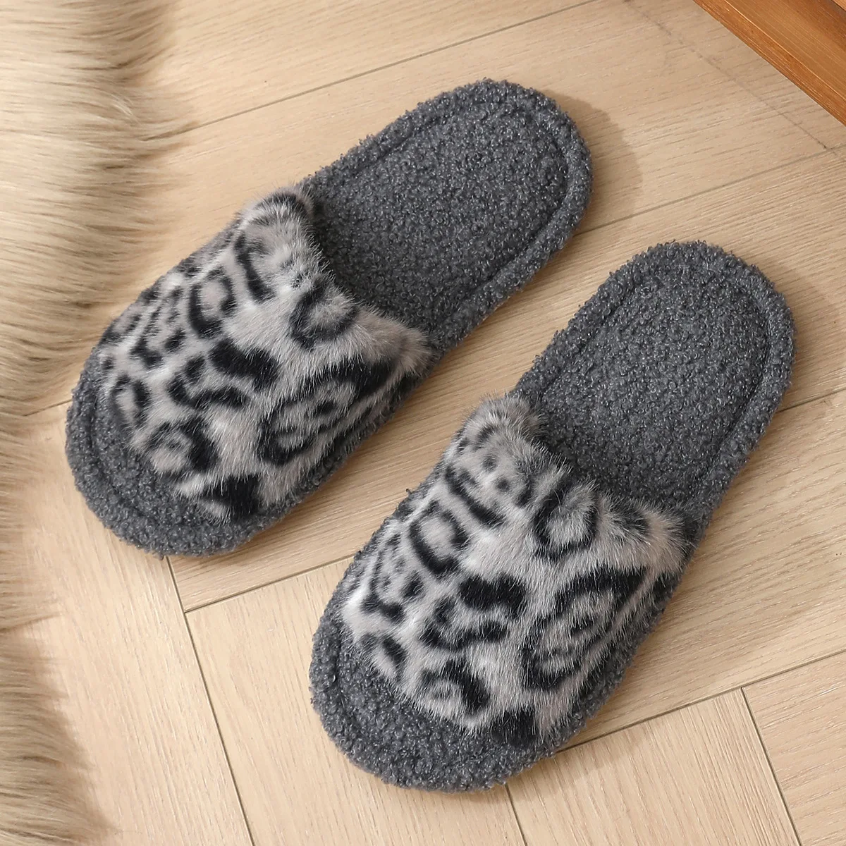 Wholesale Simple and stylish outdoor autumn and winter Korean version with cashmere warm plush slippers
