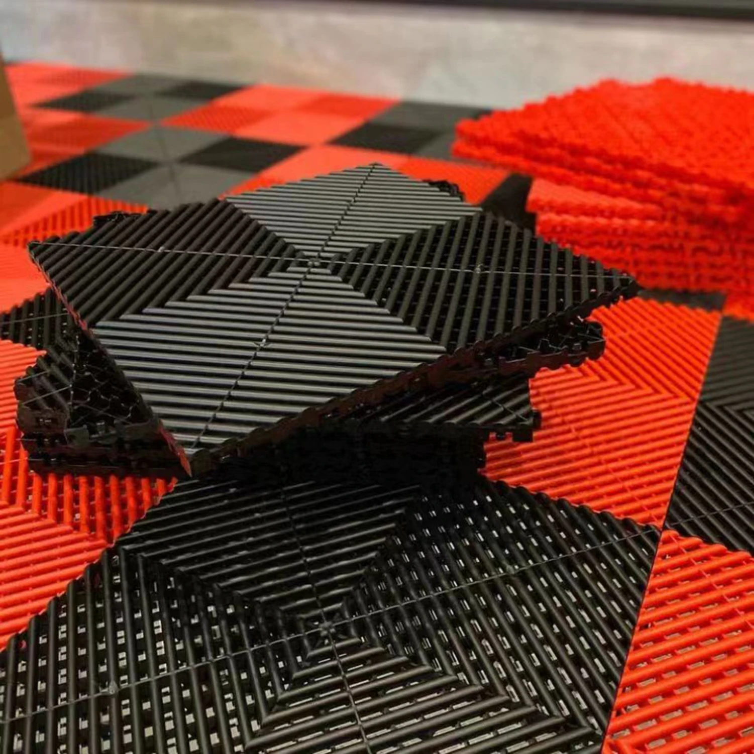 Plastic Flooring Anti Slip Interlocking Drainage Garage Floor Tiles Rubber Tile Simple Color Indoor Plastic Flooring