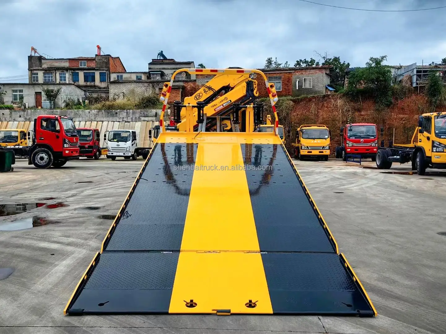 Good Quality Road Emergency Dongfeng 4X2 8Ton 10Ton Wrecker Towing Truck Flatbed Body Truck with Crane for sale