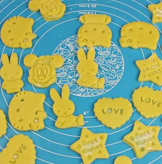 Homesun 2Pcs Cartoon Plastic Cookie Cutter Set 3D Embossing Biscuits Stamps Mold For Kids DIY Fondant Cake Baking Tools