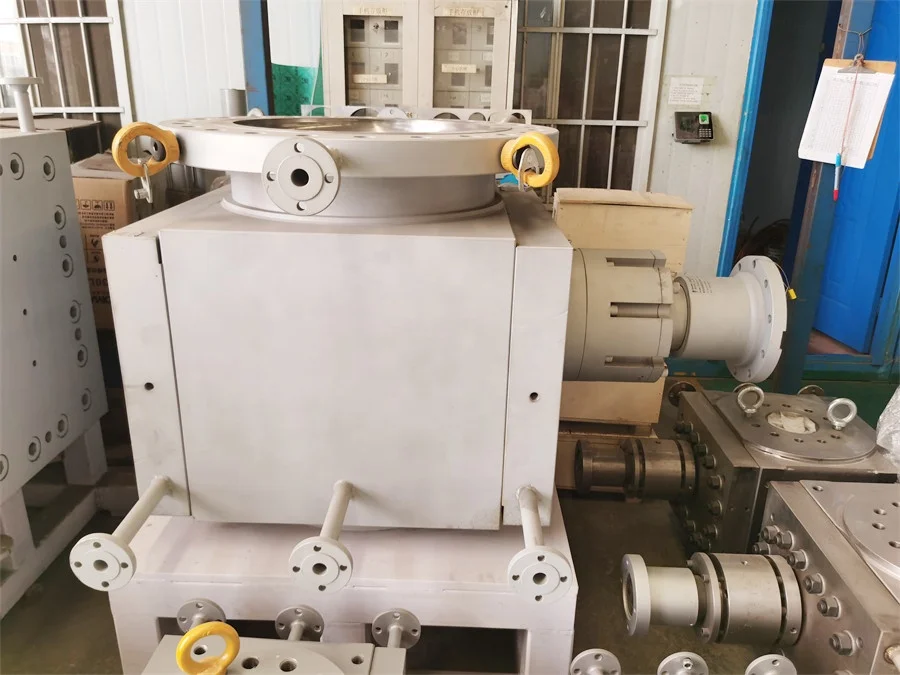 Bottom discharge pump for conveying medium and high viscosity media in reactors