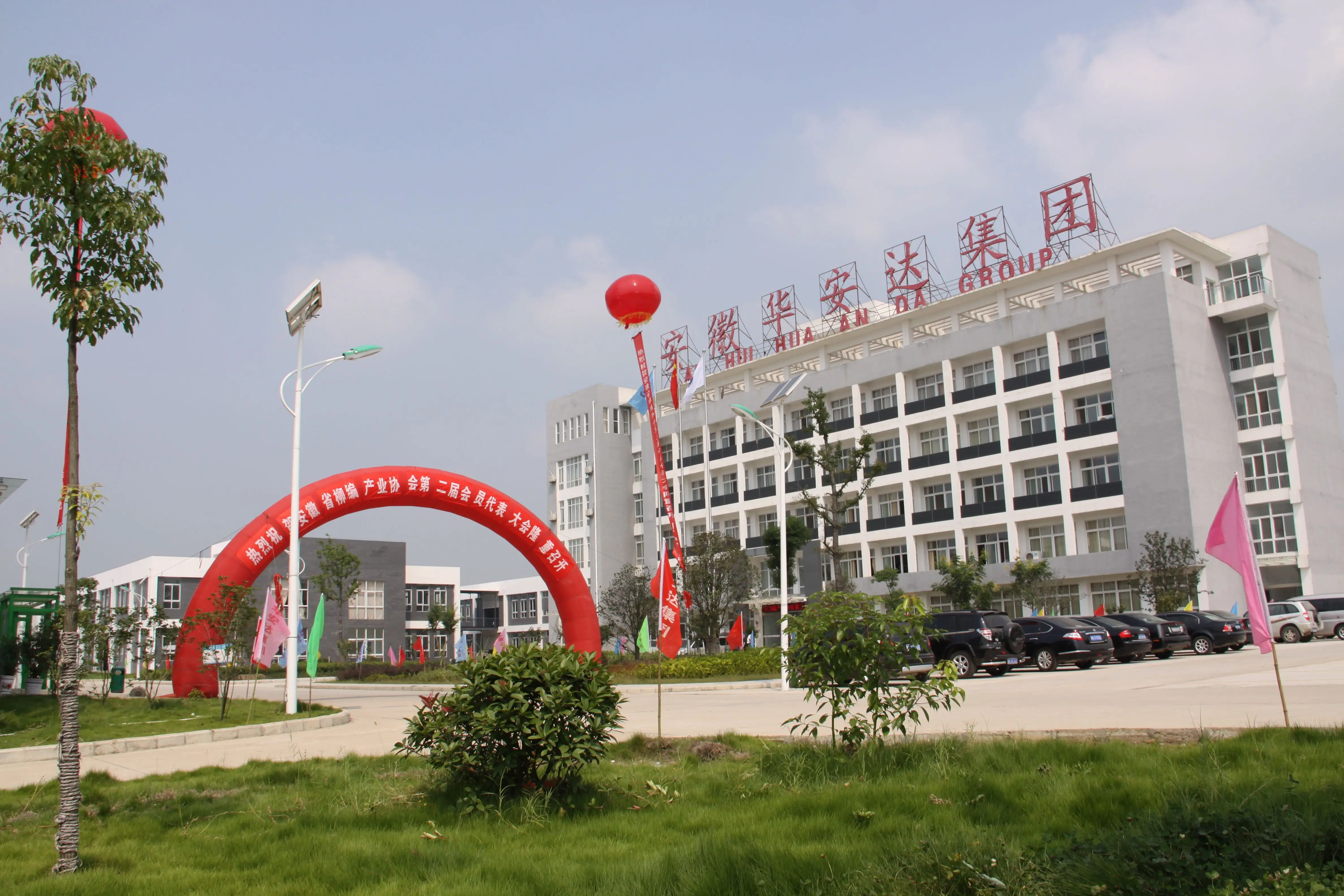 
New High Quality Picnic Hamper Basket Gift Wicker With Handles 