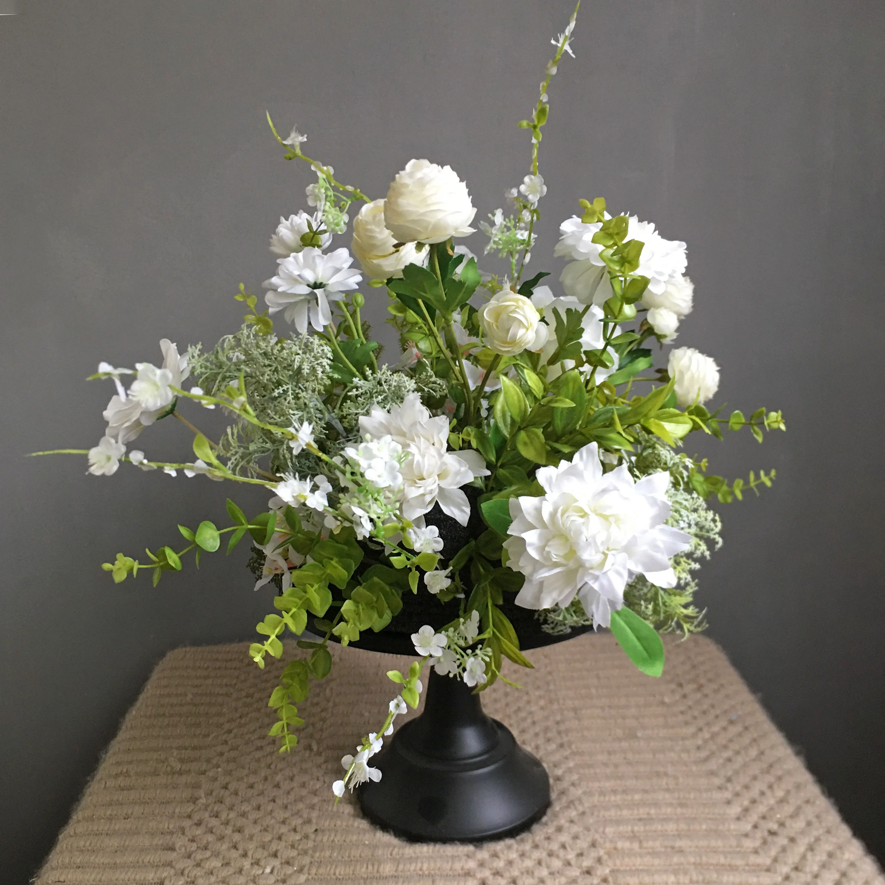 Floral Design Realistic Silk Flower Artificial Rose for Home Wedding Party Decor Arrangement Table Centerpiece Flower Row