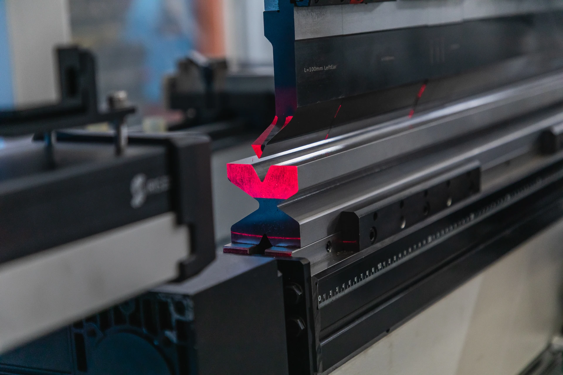 ACCURL BEST PRESS BRAKE HYDRAULIC SERVO CNC POWERED BENDING