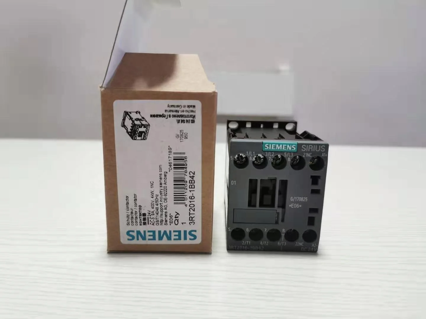 
Siemens 3RT2016-1BB42 Power contactor, , AC-3 9 A, 4 kW / 400 V 1 NC, 24 V DC 3-pole, Size S00 screw terminal 
